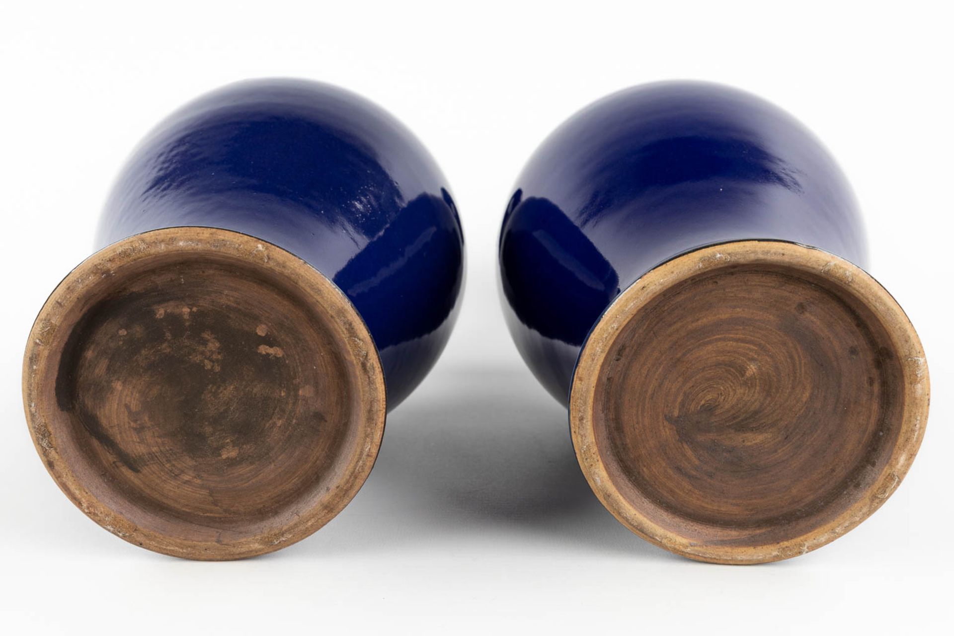 A pair of decorative Chinese blue-glazed vases. 20th C. (H:36 x D:18 cm) - Image 6 of 9