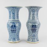 A pair of Chinese blue-white vases, Chenghua mark. 19th C. (H:41 x D:21,5 cm)