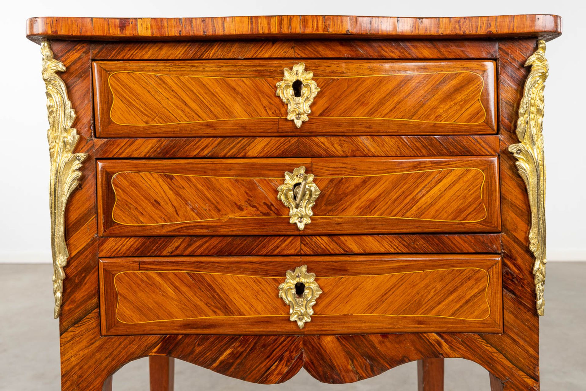 A small three-drawer cabinet, Louis XV, marquetry inlay mounted with bronze. 18th C. (D:32 x W:44 x - Image 10 of 12