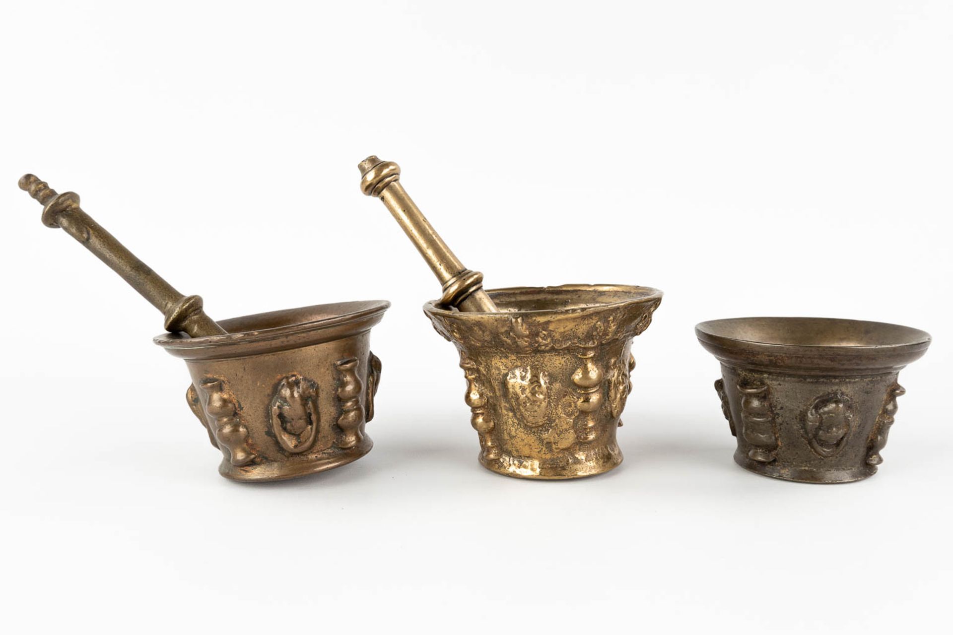 Three antique mortars with two pestles, bronze. Probably Spain, 17th/18th C. (H:9 x D:13 cm) - Image 3 of 12