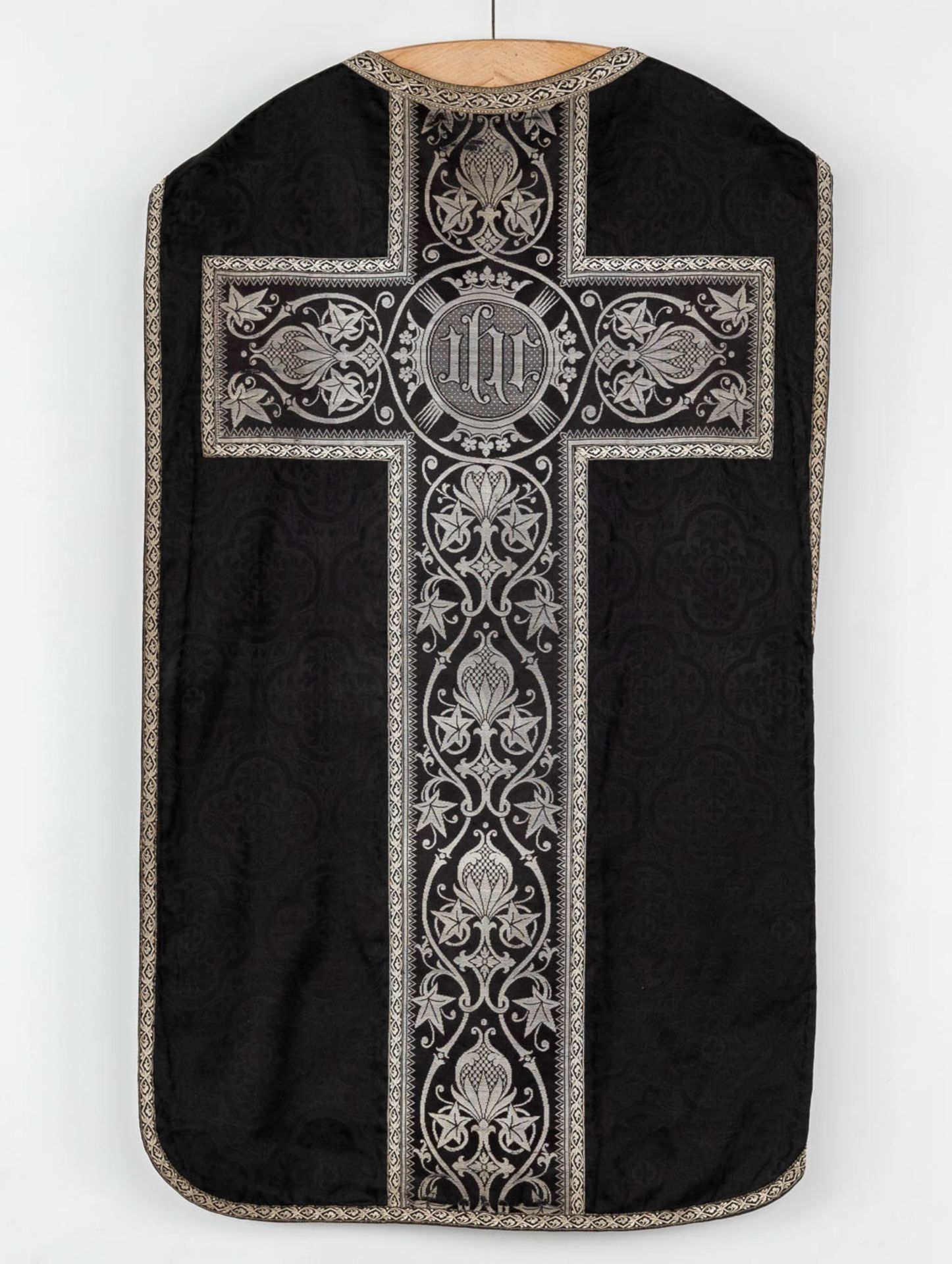 A Roman Chasuble, Two Dalmatics and a Cope. Black textile with embroideries. - Bild 16 aus 49
