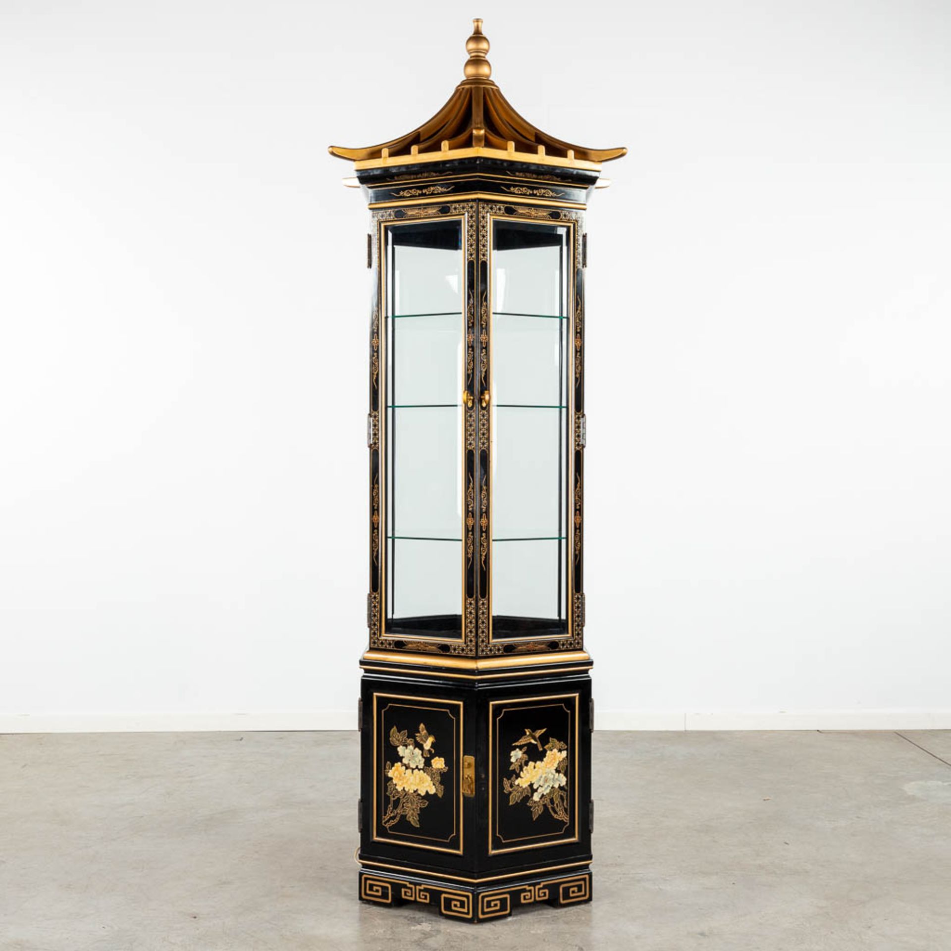 A large hexagonal display cabinet with Chinoiserie decor. 20th C. (H:220 x D:80 cm)
