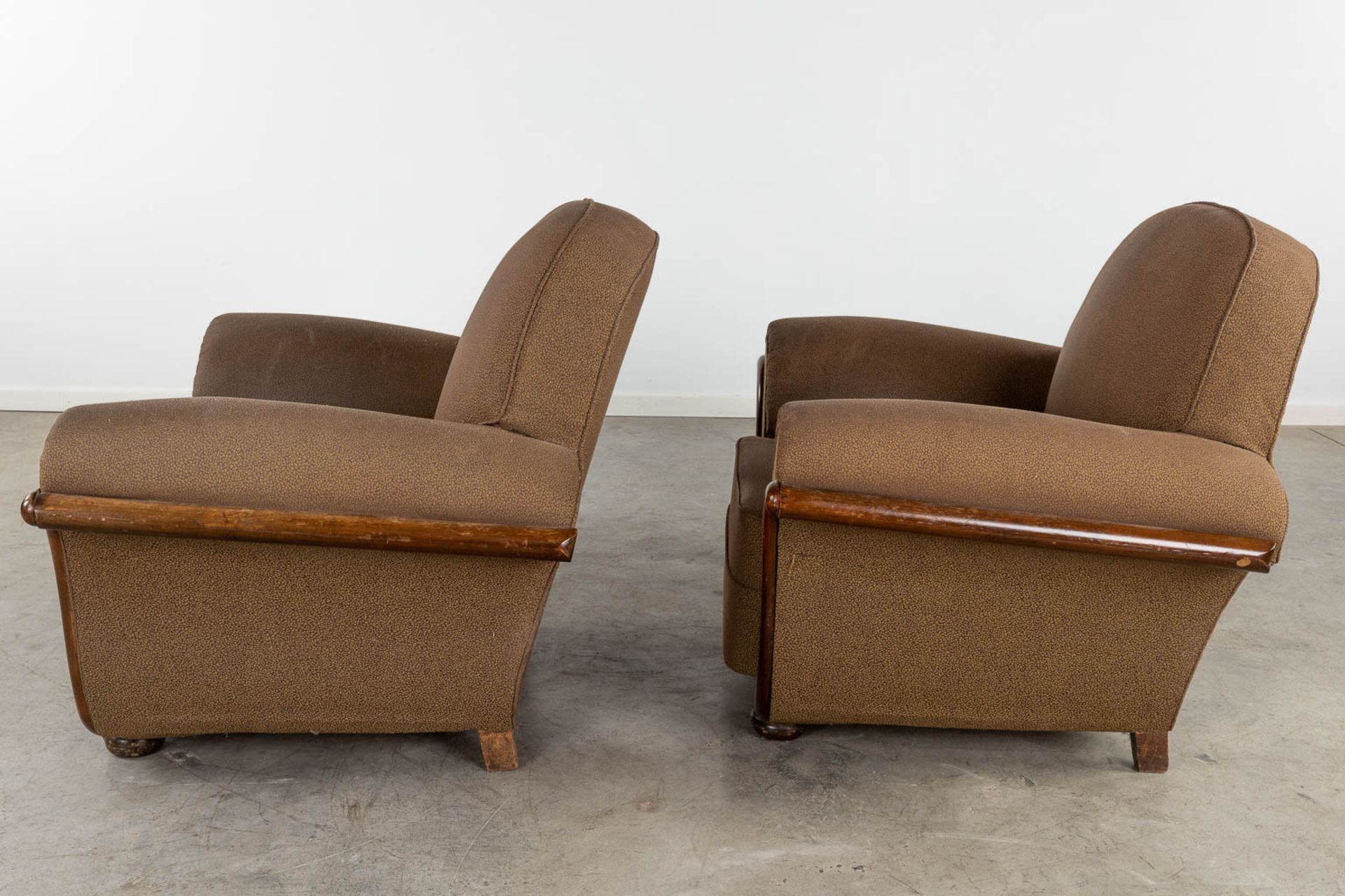 A pair of club sofa's, fabric and wood, circa 1940. (D:80 x W:107 x H:80 cm) - Bild 6 aus 14