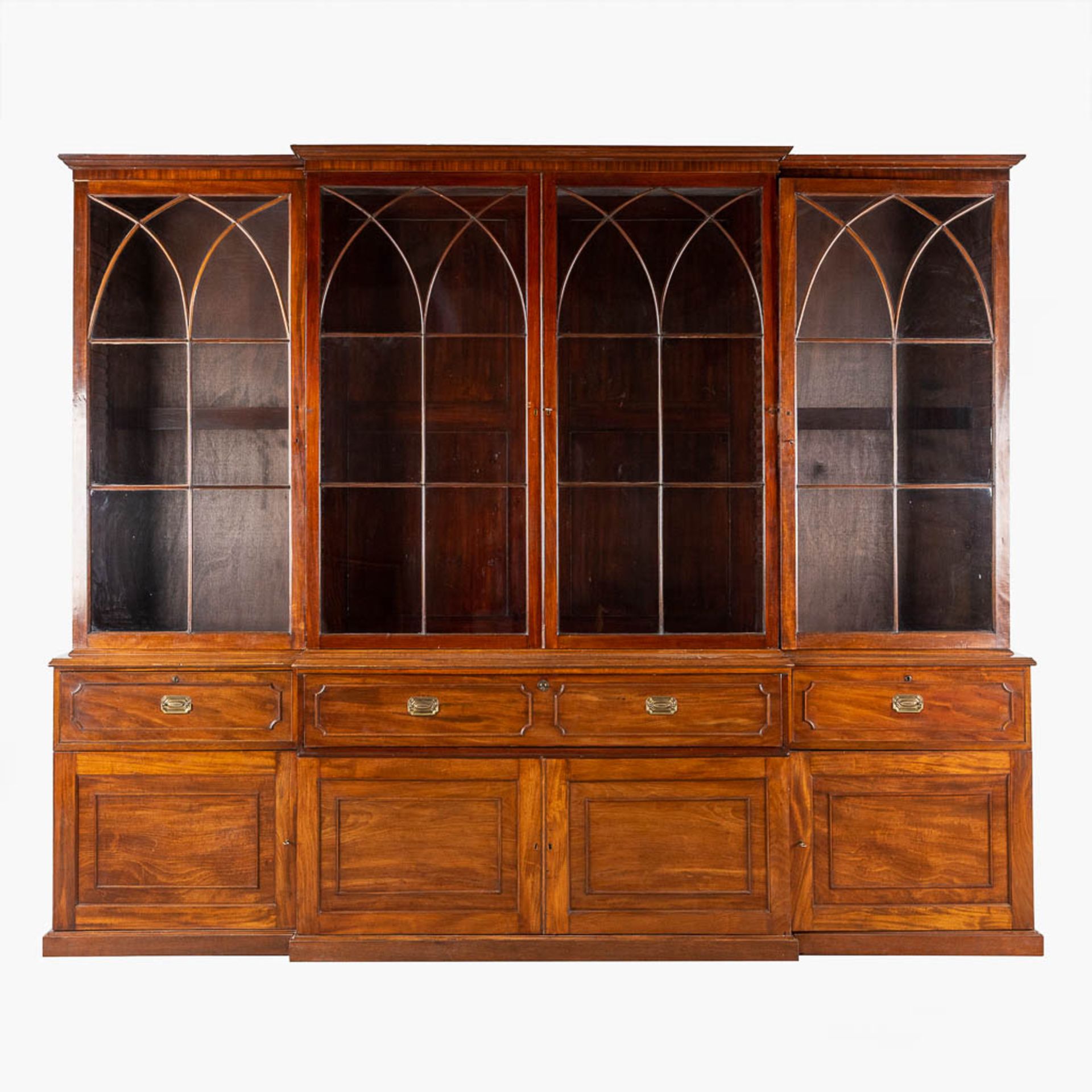 A monumental and antique English bookcase or library cabinet. 19th C. (D:63 x W:317 x H:262 cm)