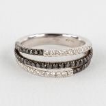 A ring, 18kt white gold with black and white diamonds, appr. 1,04ct. Ring size 54.