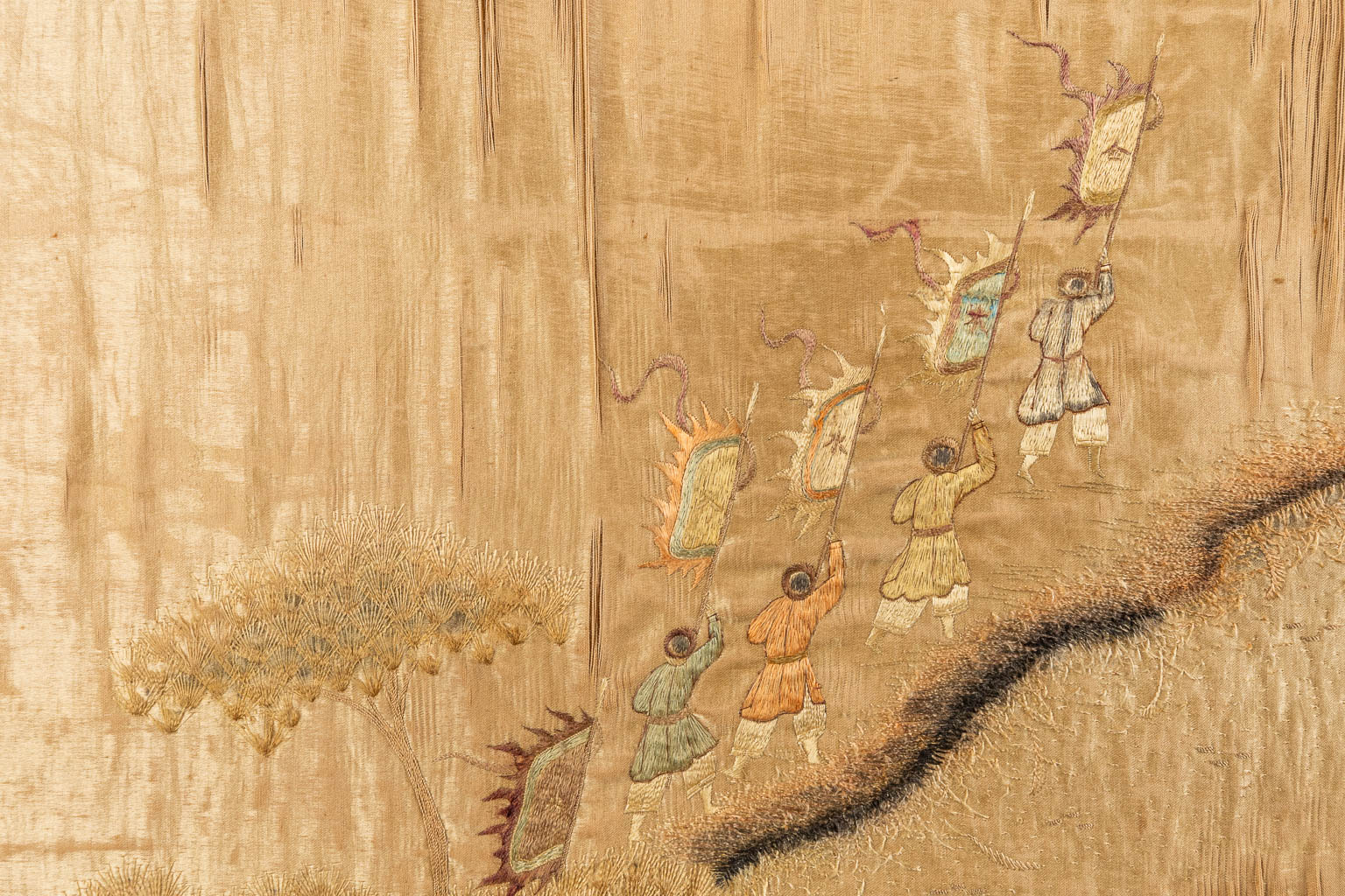 A Chinese embroidery on silk 'The Parade'. 19th/20th C. (W:117 x H:107 cm) - Image 6 of 11