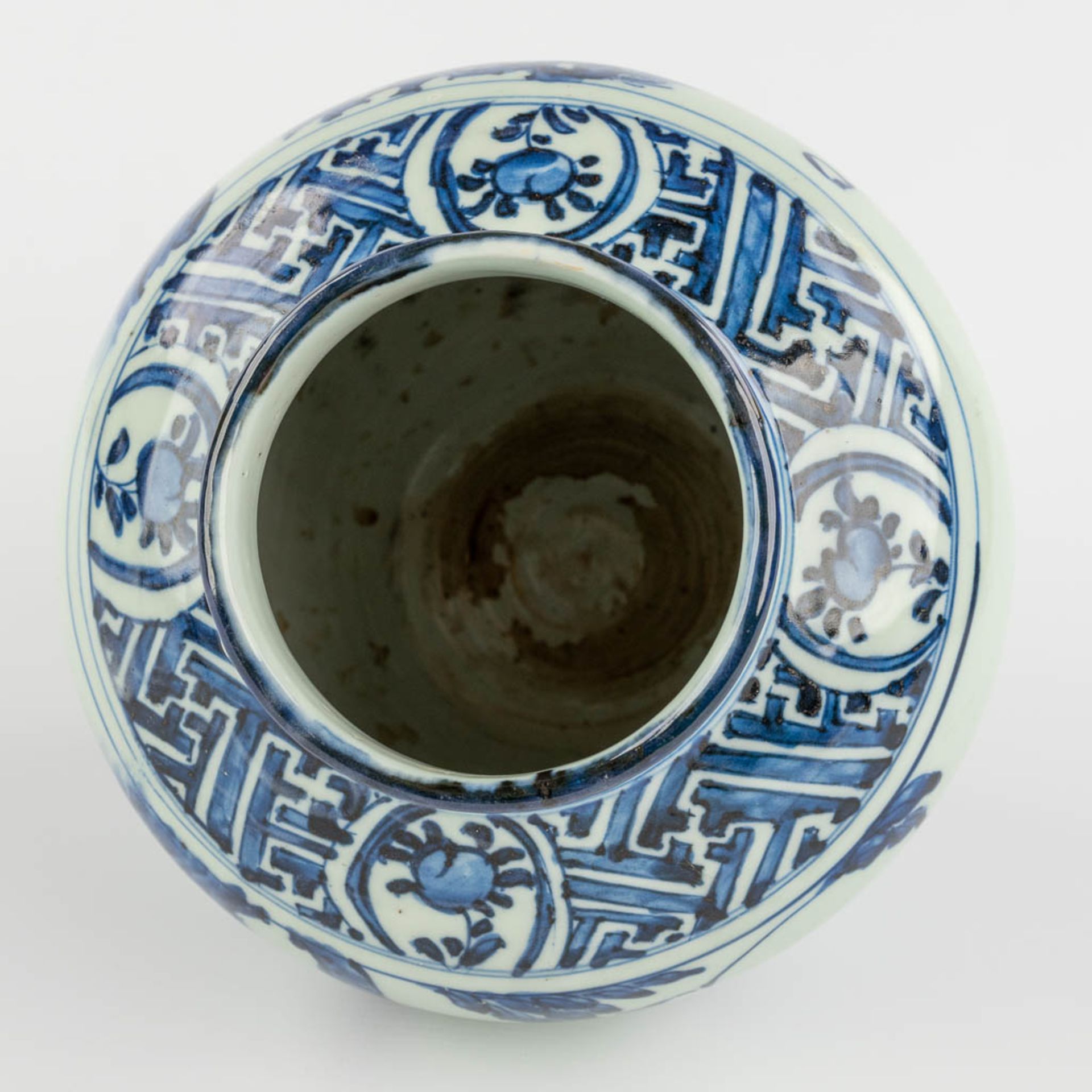 A Chinese pot with blue-white decor of a landscape with figurine. Possibly 17th C. (H:23 x D:20 cm) - Bild 9 aus 11