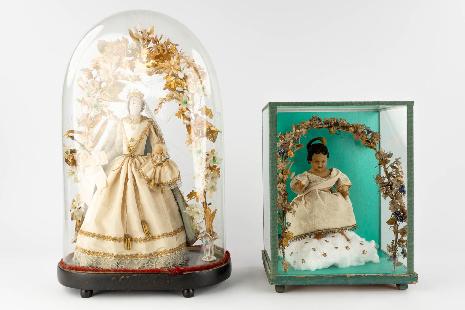 A shrine with a wax figurine of Jesus Christ, and a dome with an image of Madonna. 19th/20th C. (D:2 - Image 3 of 17