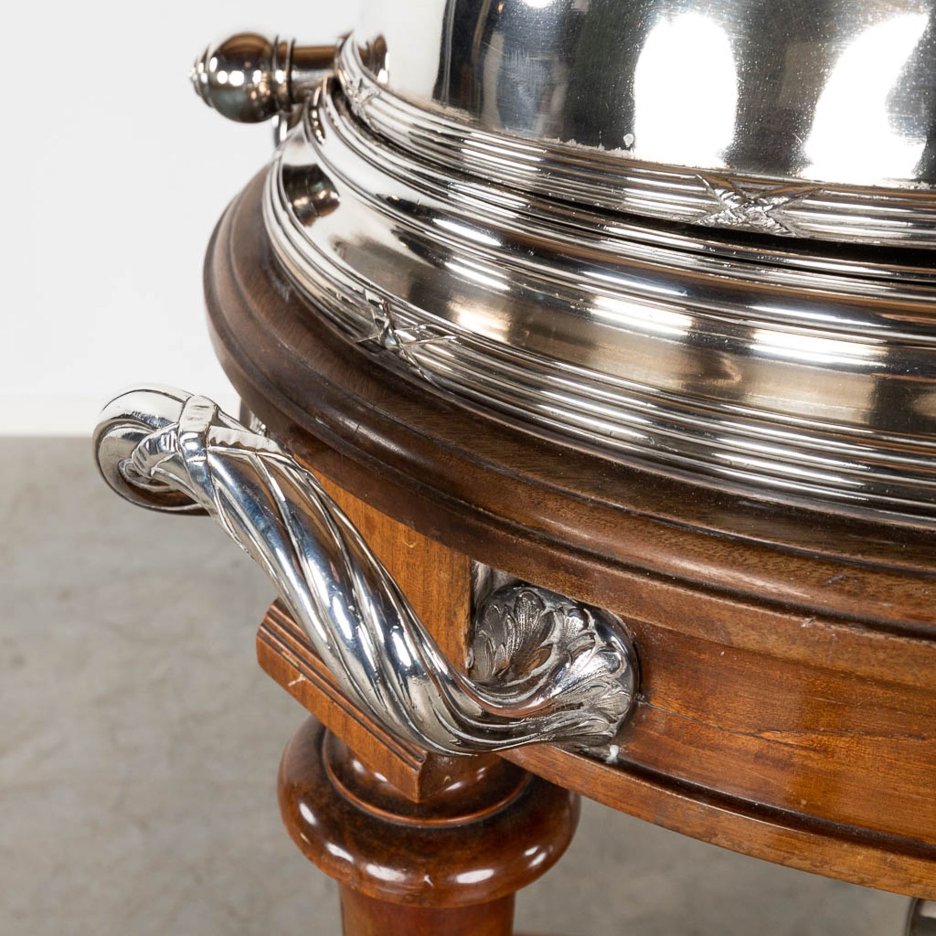Wiskemann, an exceptional serving cart, silver-plated metal on a scultpured wood base. (D:62 x W:120 - Bild 10 aus 23