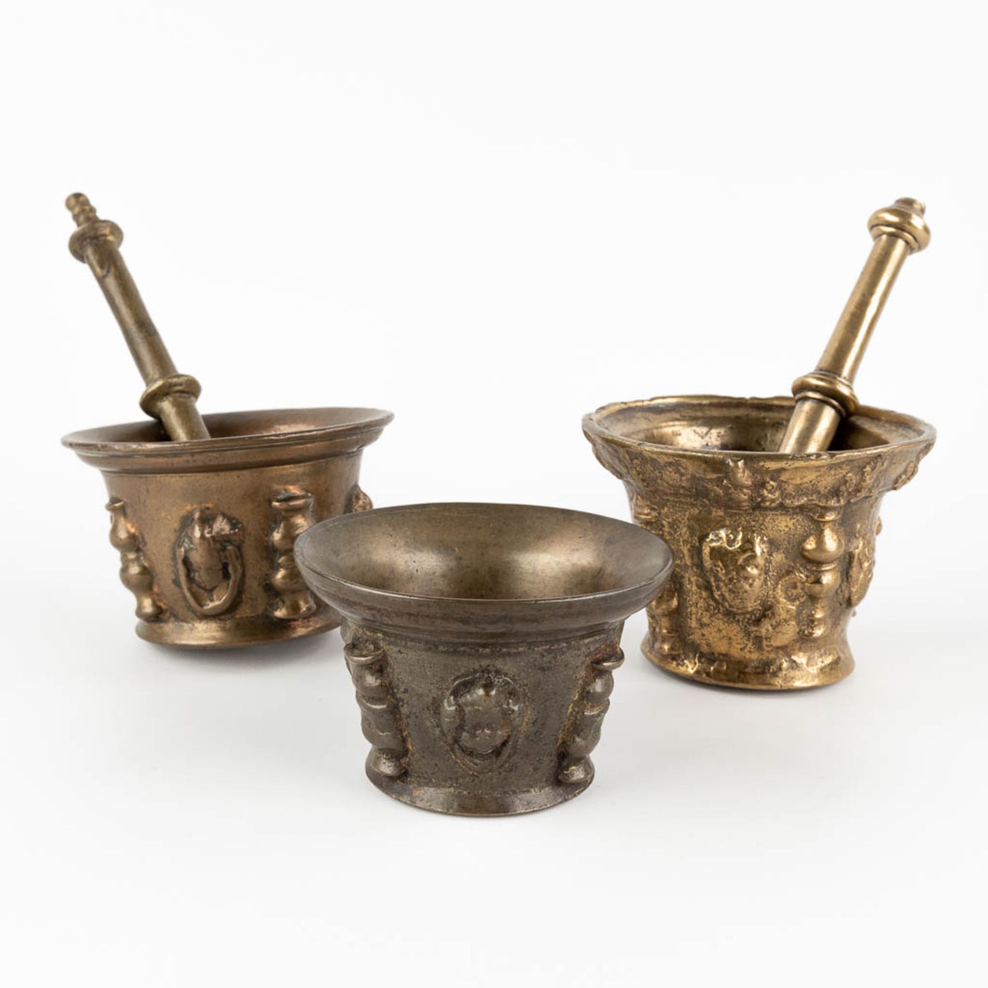 Three antique mortars with two pestles, bronze. Probably Spain, 17th/18th C. (H:9 x D:13 cm)