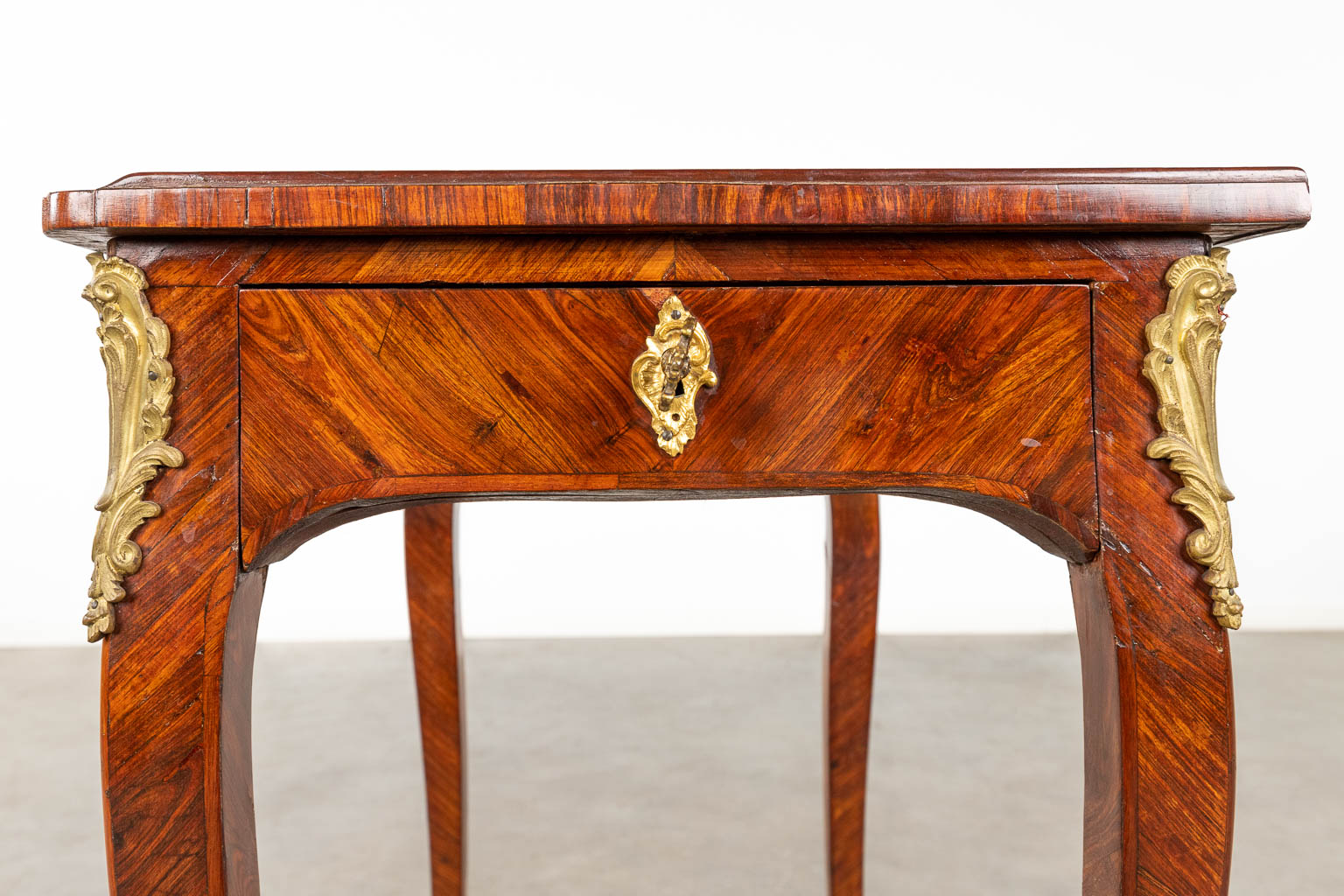 An antique side table, Louis XV, marquetry mounted with bronze, 18th C. (D:43 x W:64 x H: - Image 12 of 14