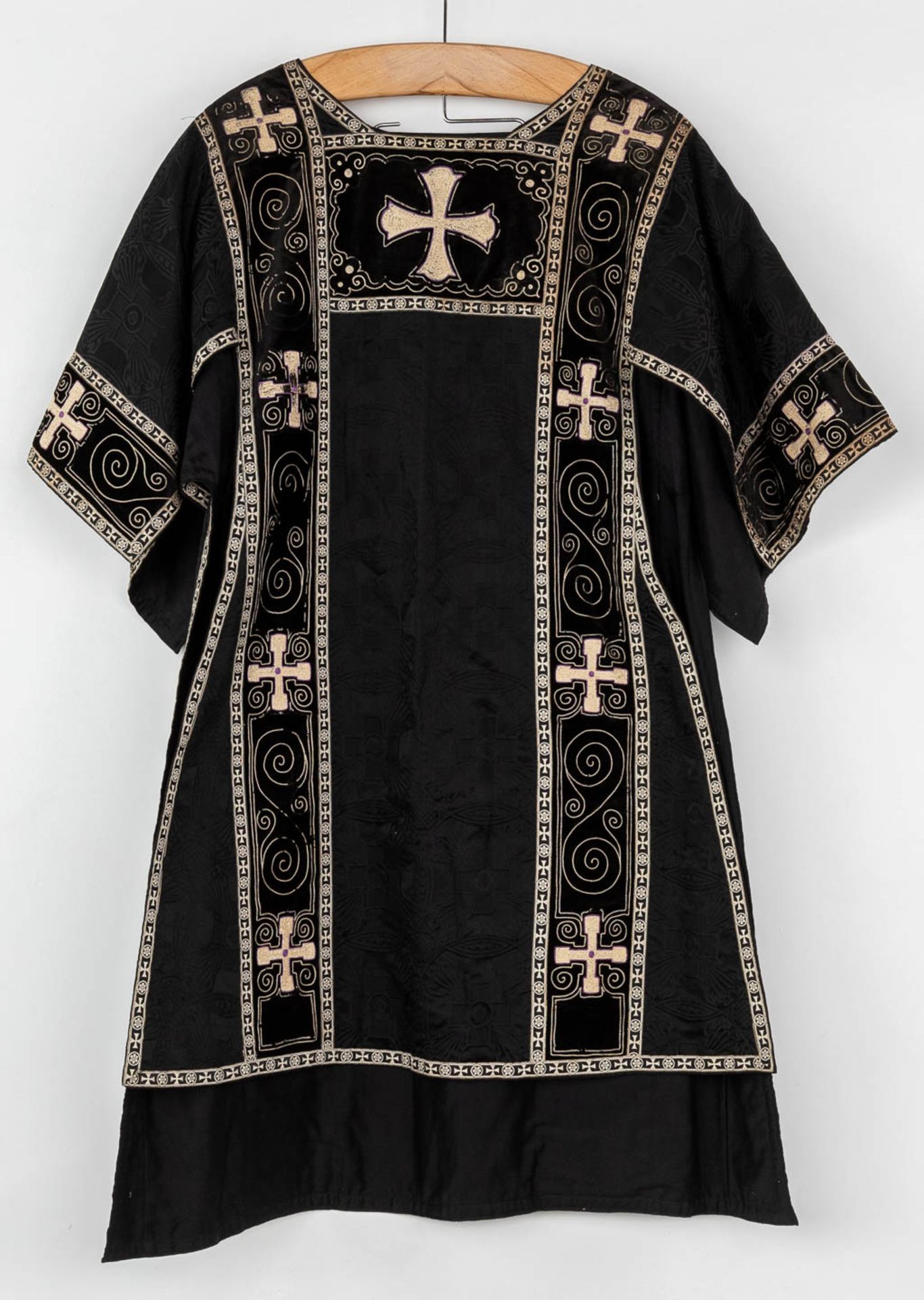 A Roman Chasuble, Two Dalmatics and a Cope. Black textile with embroideries. - Bild 29 aus 49