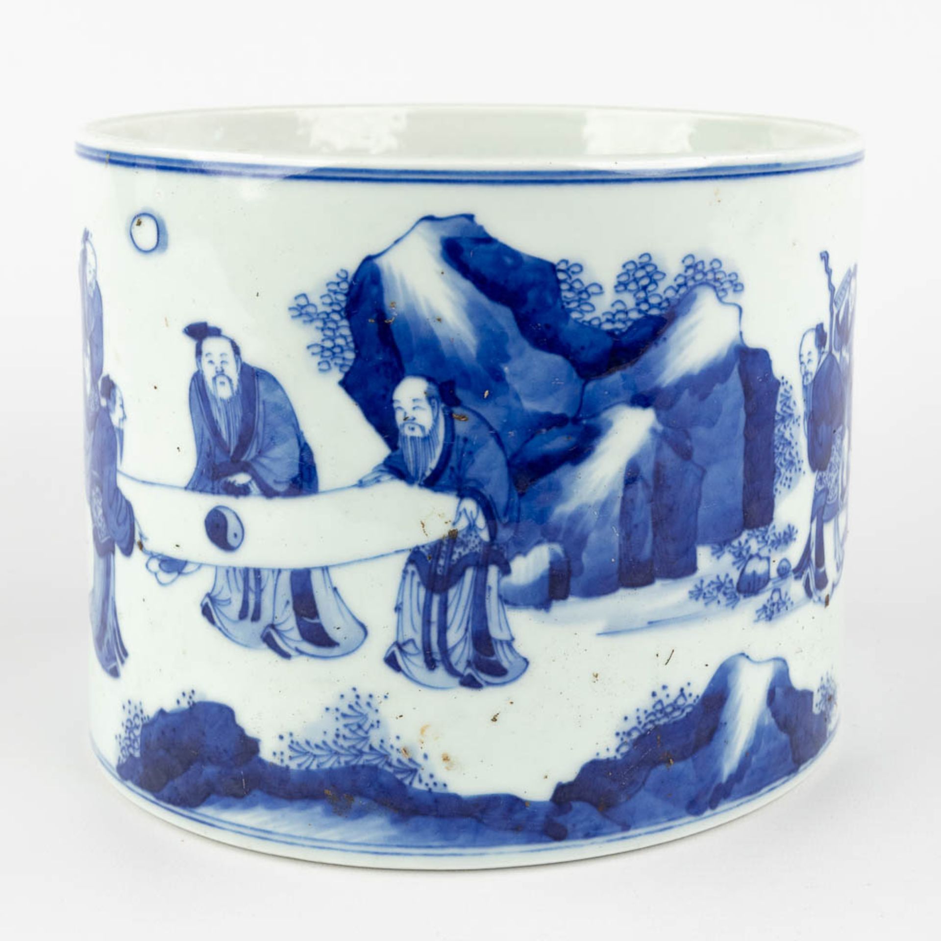 A Chinese pot, blue-white decor of wise men holding a cloth, 19th C. (H:15,5 x D:20 cm) - Bild 8 aus 12