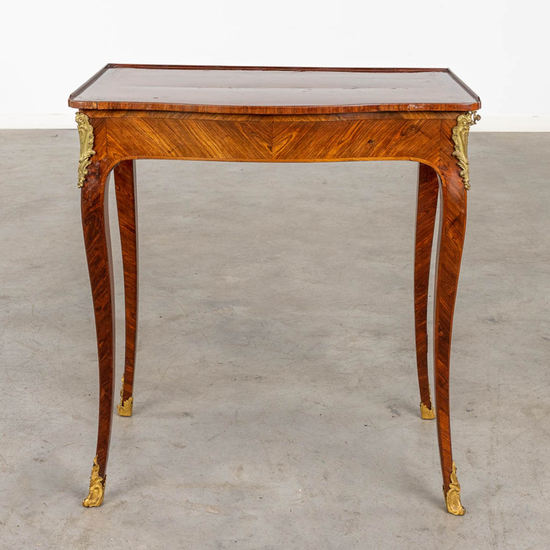An antique side table, Louis XV, marquetry mounted with bronze, 18th C. (D:43 x W:64 x H: - Image 3 of 14