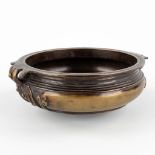 An antique Oriental bowl, bronze. (D:22 x W:26 x H:9 cm)