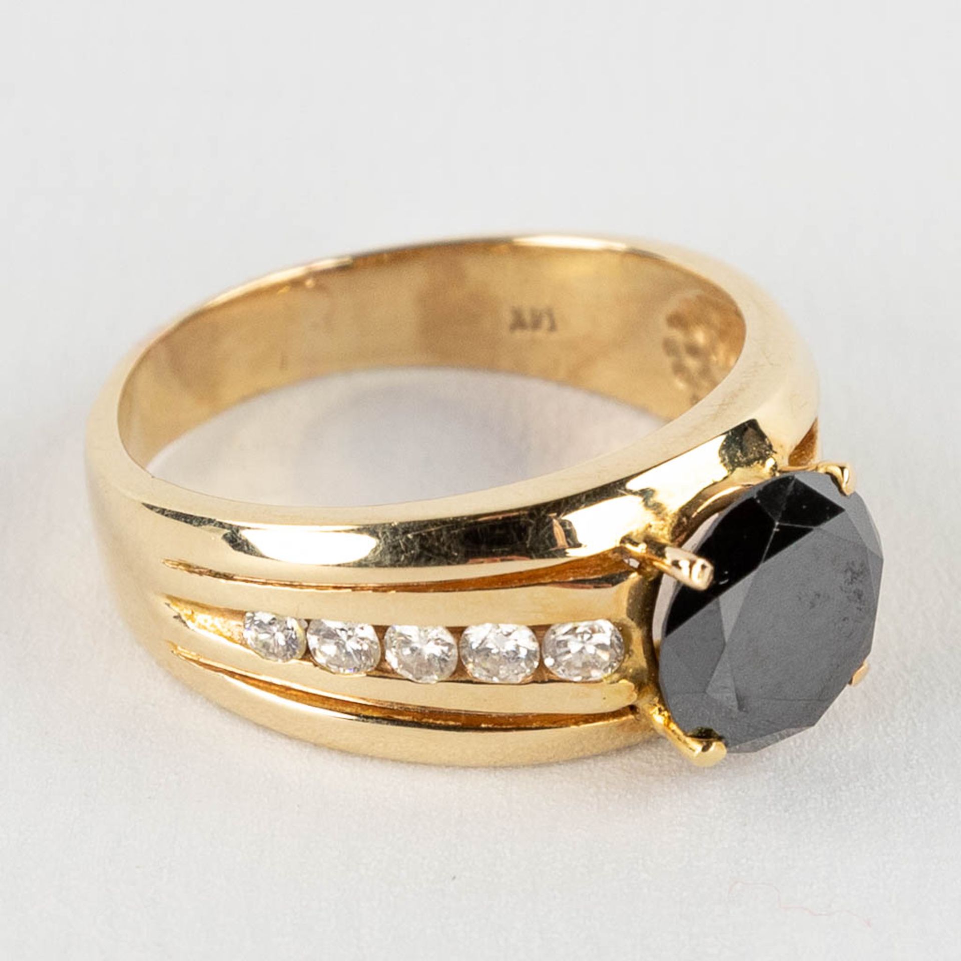 A 14 karat yellow gold ring with black diamond, appr. 2,73ct and 10 brilliant cut diamonds, appr. 0, - Image 3 of 10