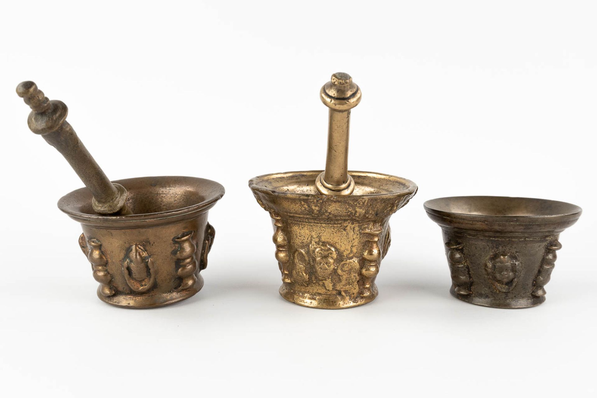 Three antique mortars with two pestles, bronze. Probably Spain, 17th/18th C. (H:9 x D:13 cm) - Image 4 of 12