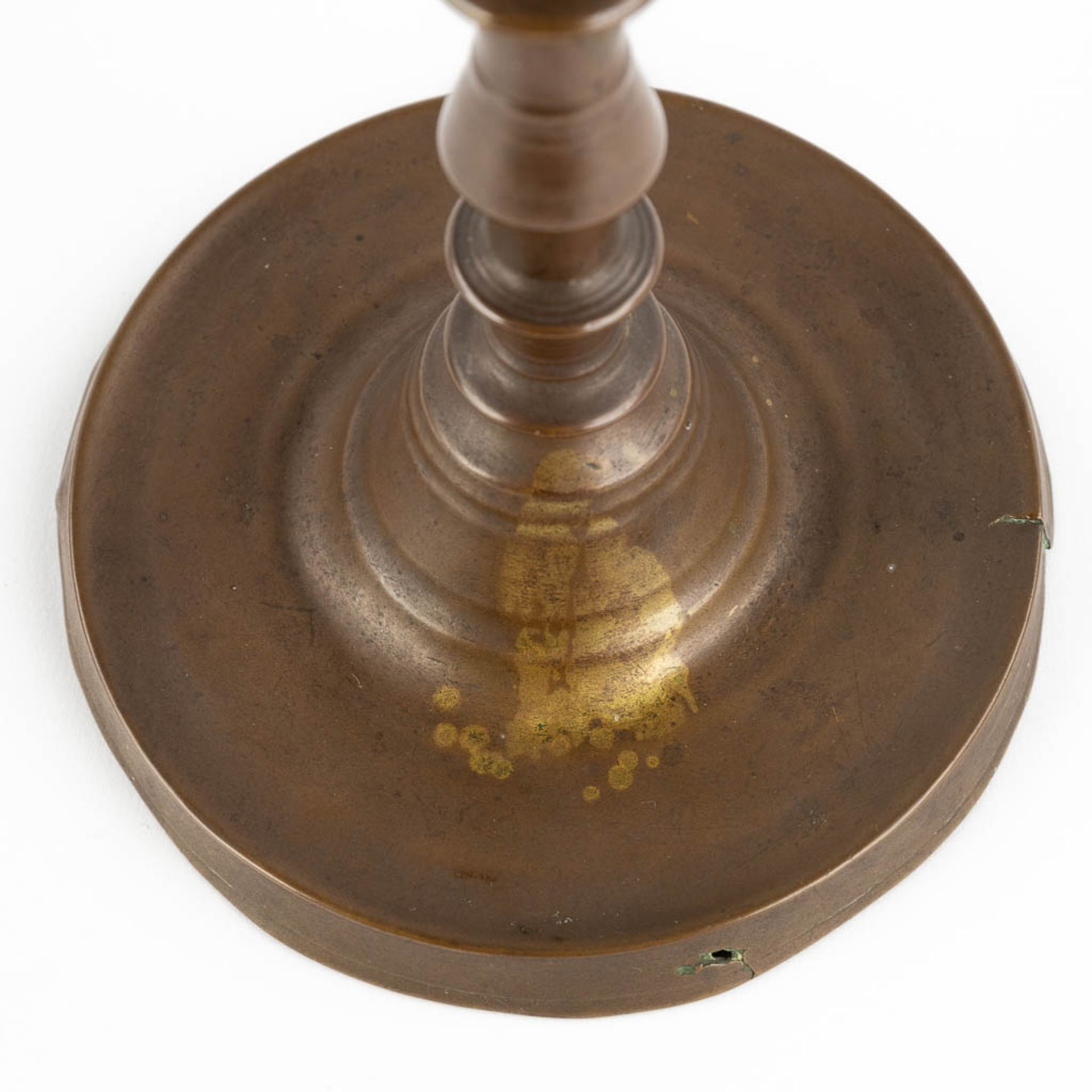 An antique candlestick, Flanders or The Netherlands, 16th C. (H:24,5 x D:14,5 cm) - Image 9 of 11