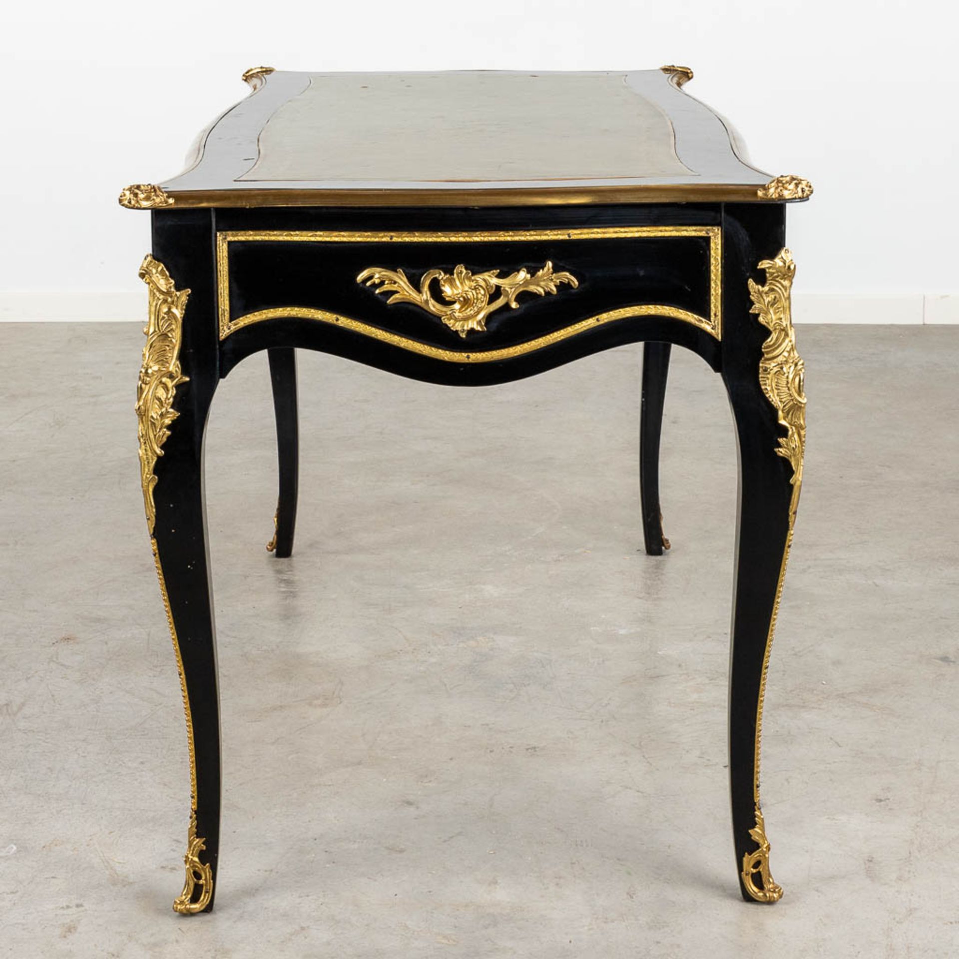 A desk with matching armchair, lacquered and bronze mounted in Louis XV style. 20th C. (D:68 x W:138 - Image 7 of 13