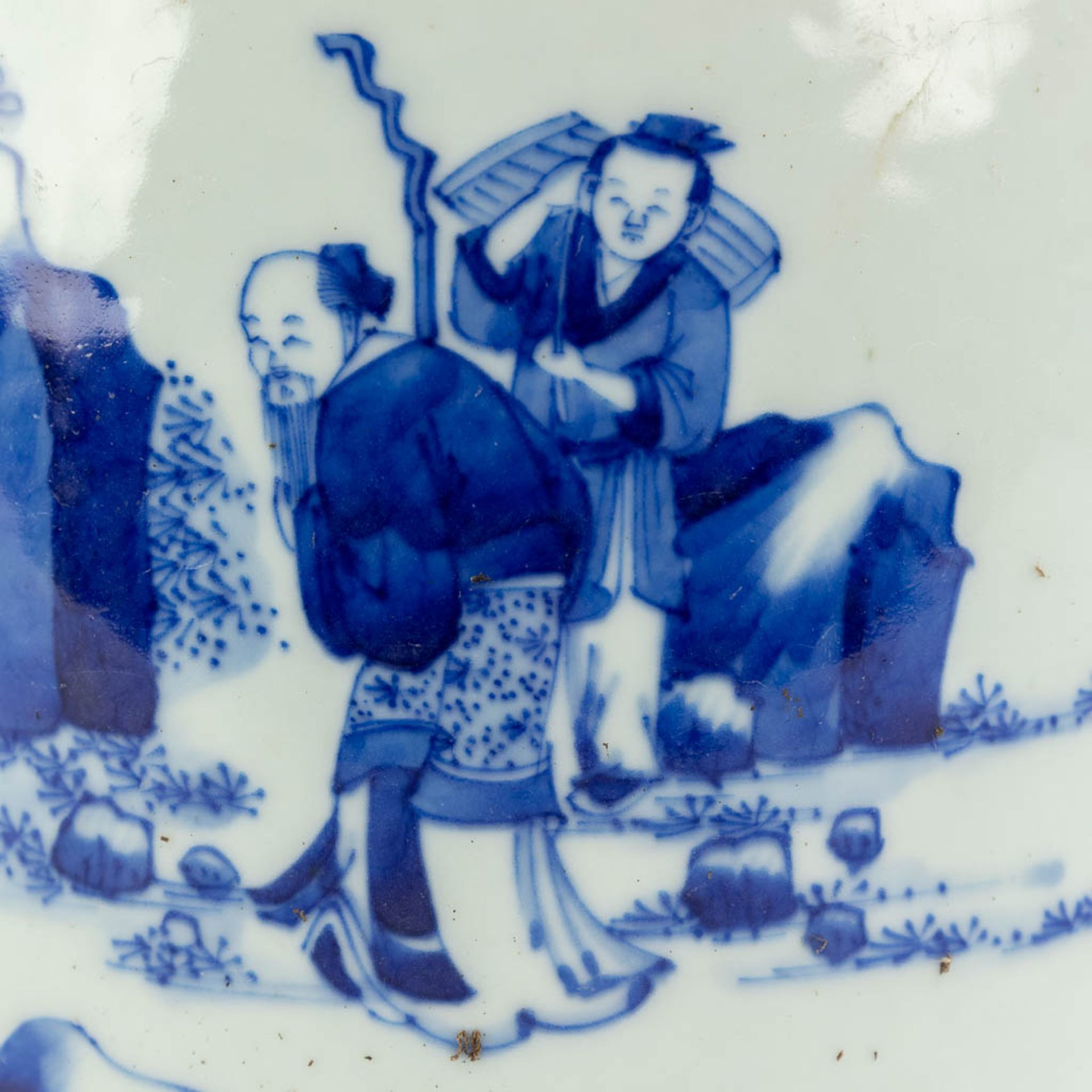 A Chinese pot, blue-white decor of wise men holding a cloth, 19th C. (H:15,5 x D:20 cm) - Bild 12 aus 12