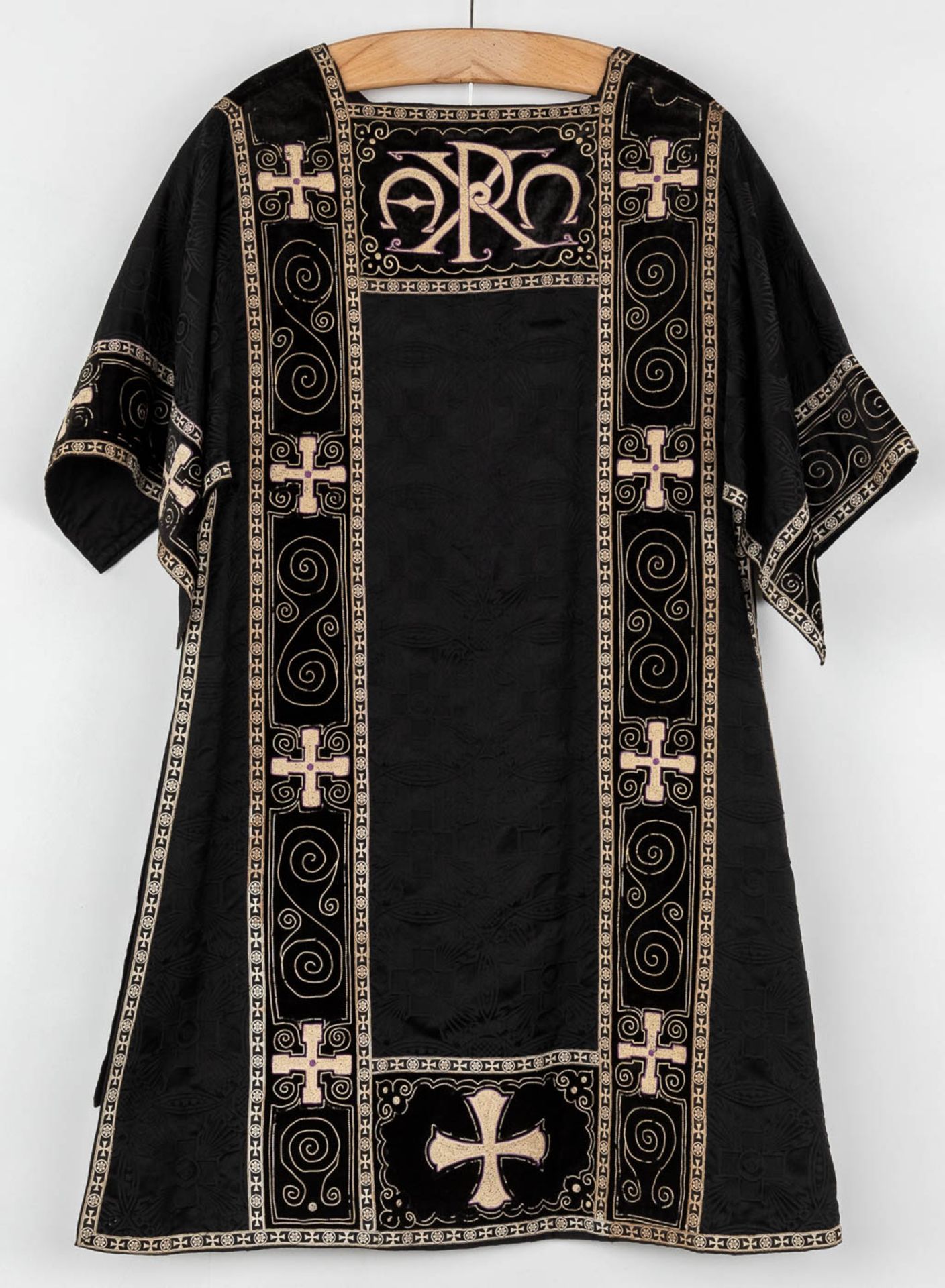 A Roman Chasuble, Two Dalmatics and a Cope. Black textile with embroideries. - Bild 10 aus 49