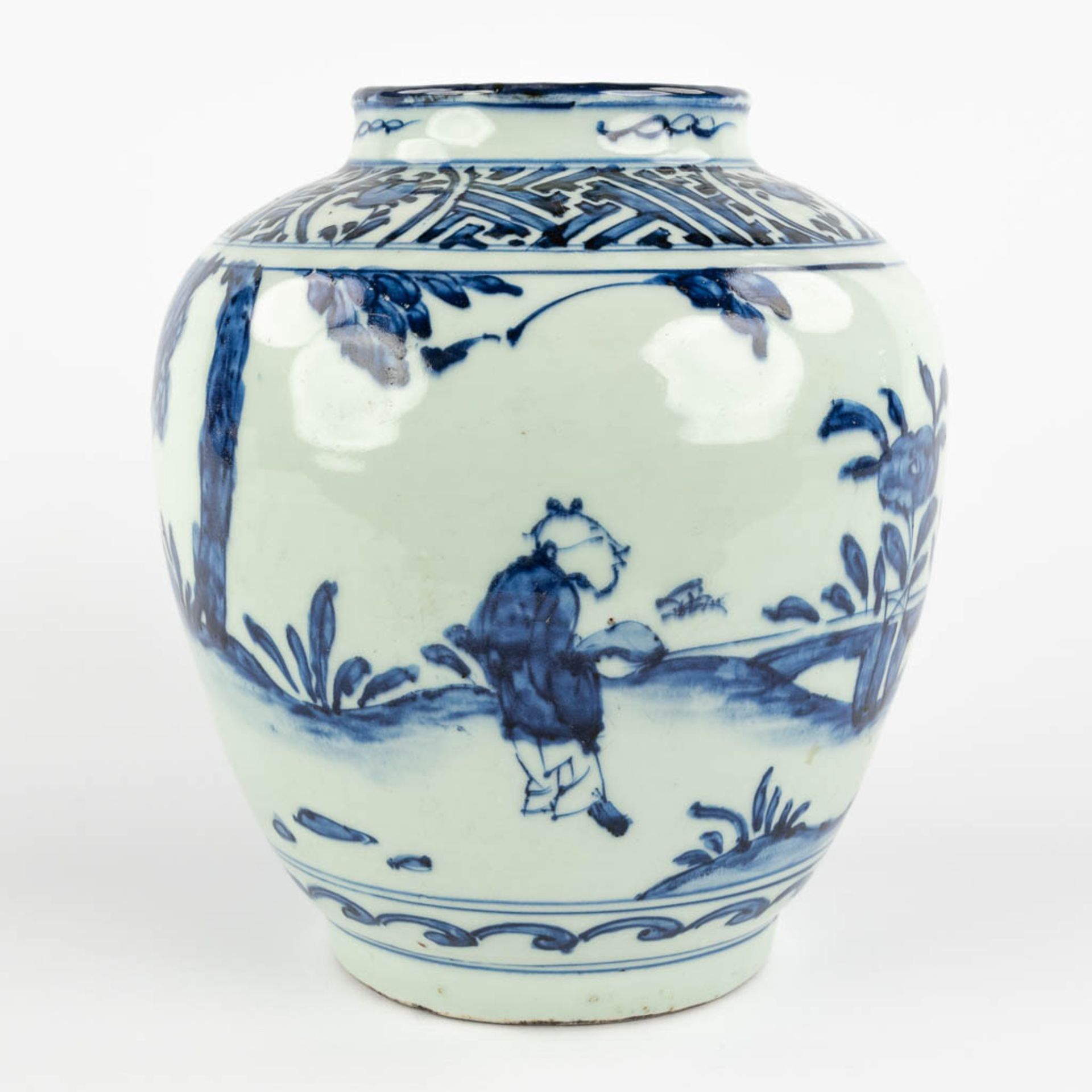 A Chinese pot with blue-white decor of a landscape with figurine. Possibly 17th C. (H:23 x D:20 cm) - Bild 4 aus 11