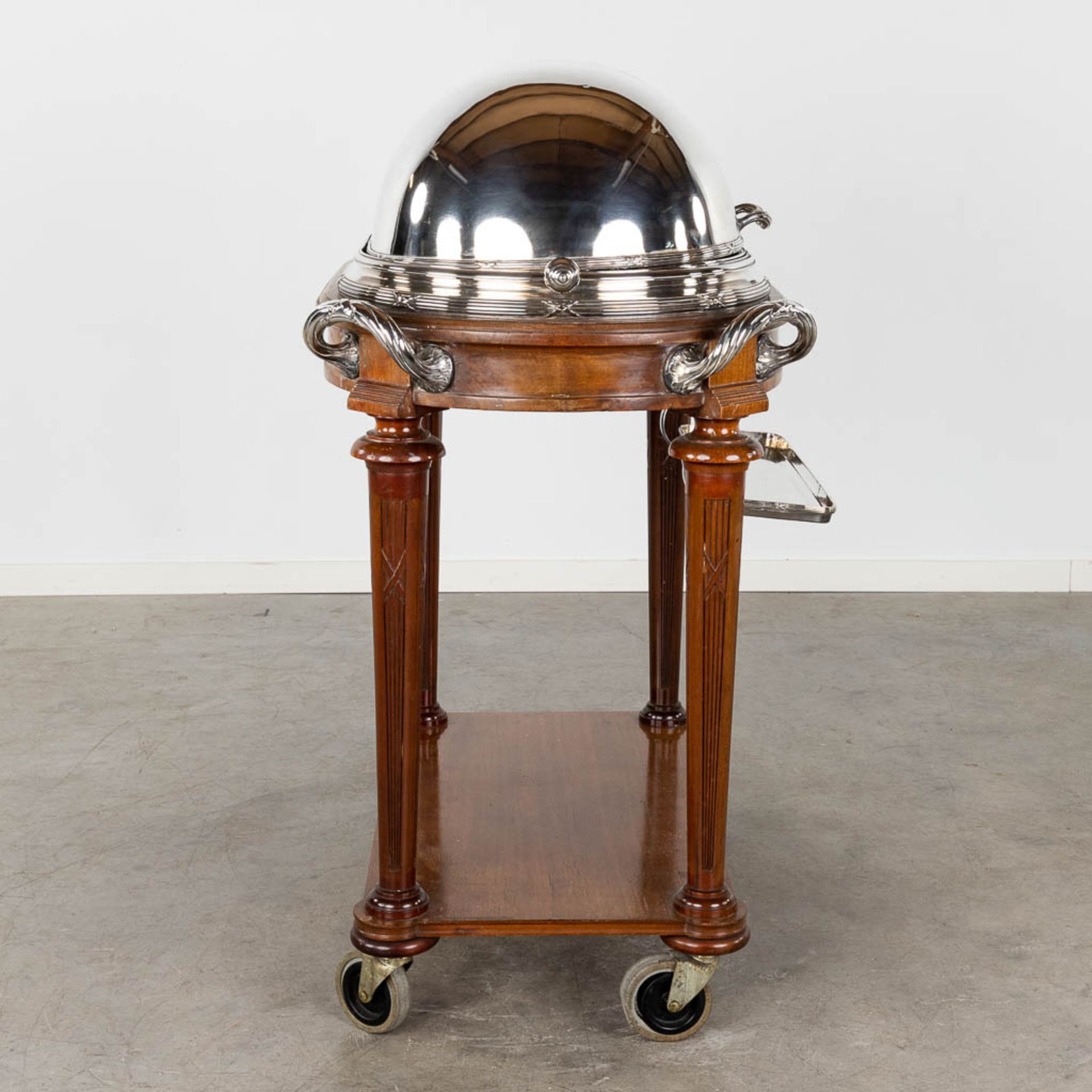 Wiskemann, an exceptional serving cart, silver-plated metal on a scultpured wood base. (D:62 x W:120 - Bild 5 aus 23