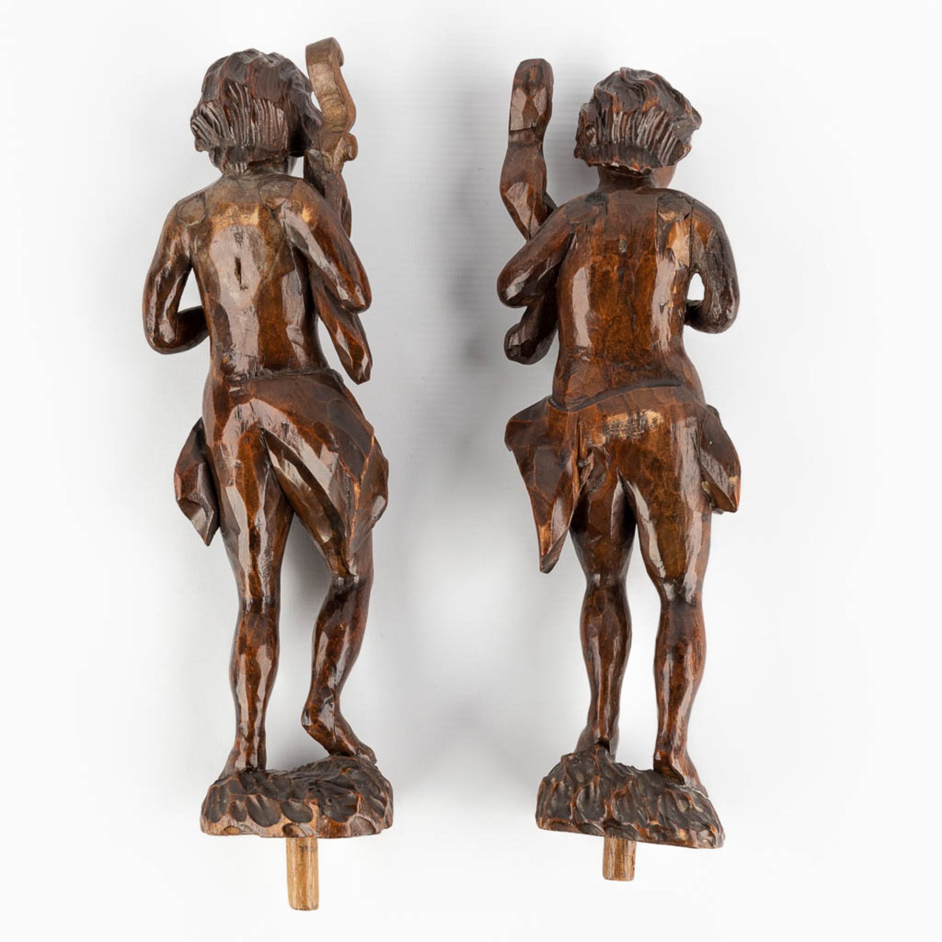 A pair of wood-sculptured figurines of young men, 18th C. (H:34 cm) - Image 7 of 10