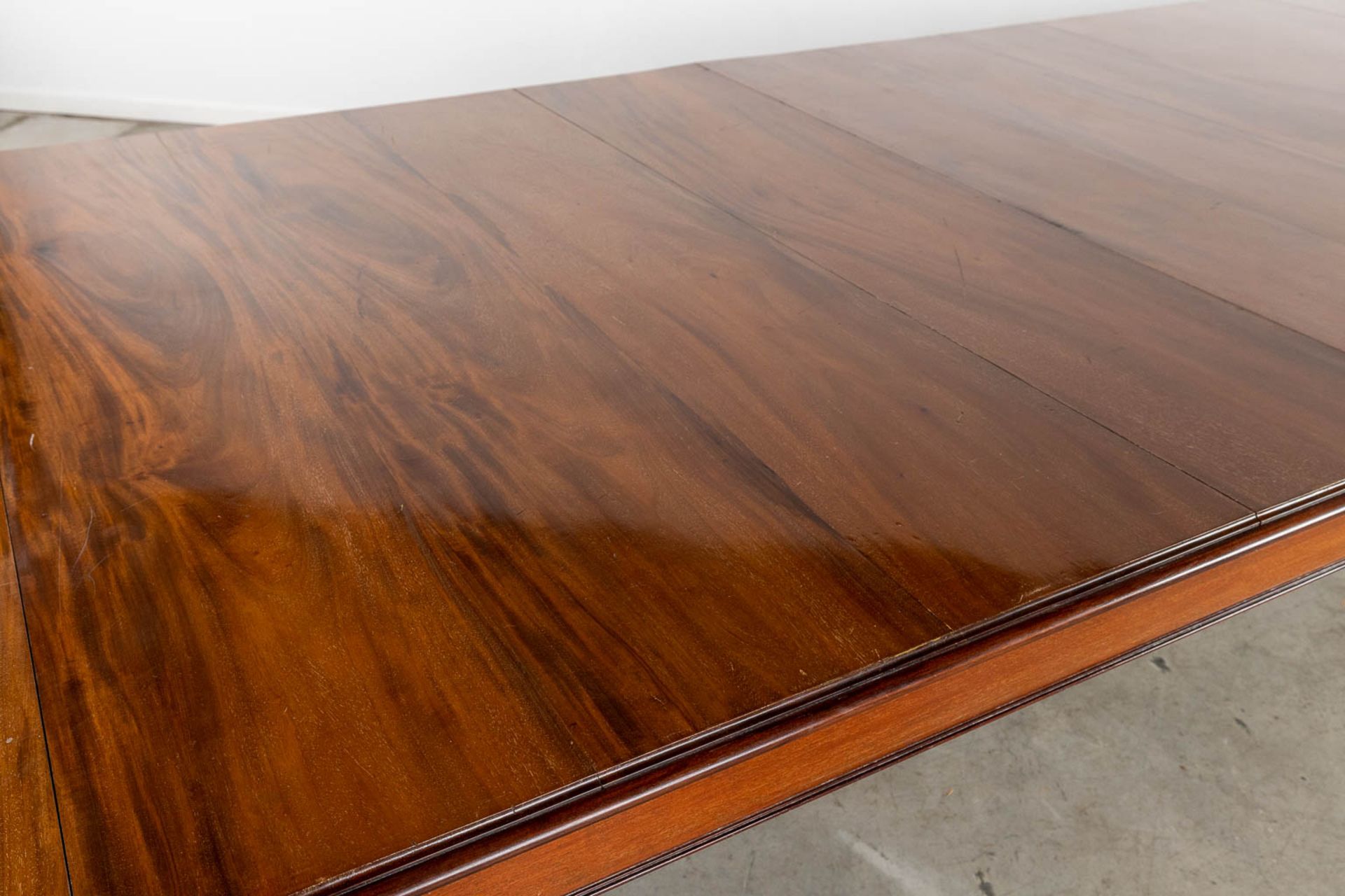 An exceptionally large English conference room table, mahogany. 19th C. (D:147 x W:455 x H:78 cm) - Image 5 of 10