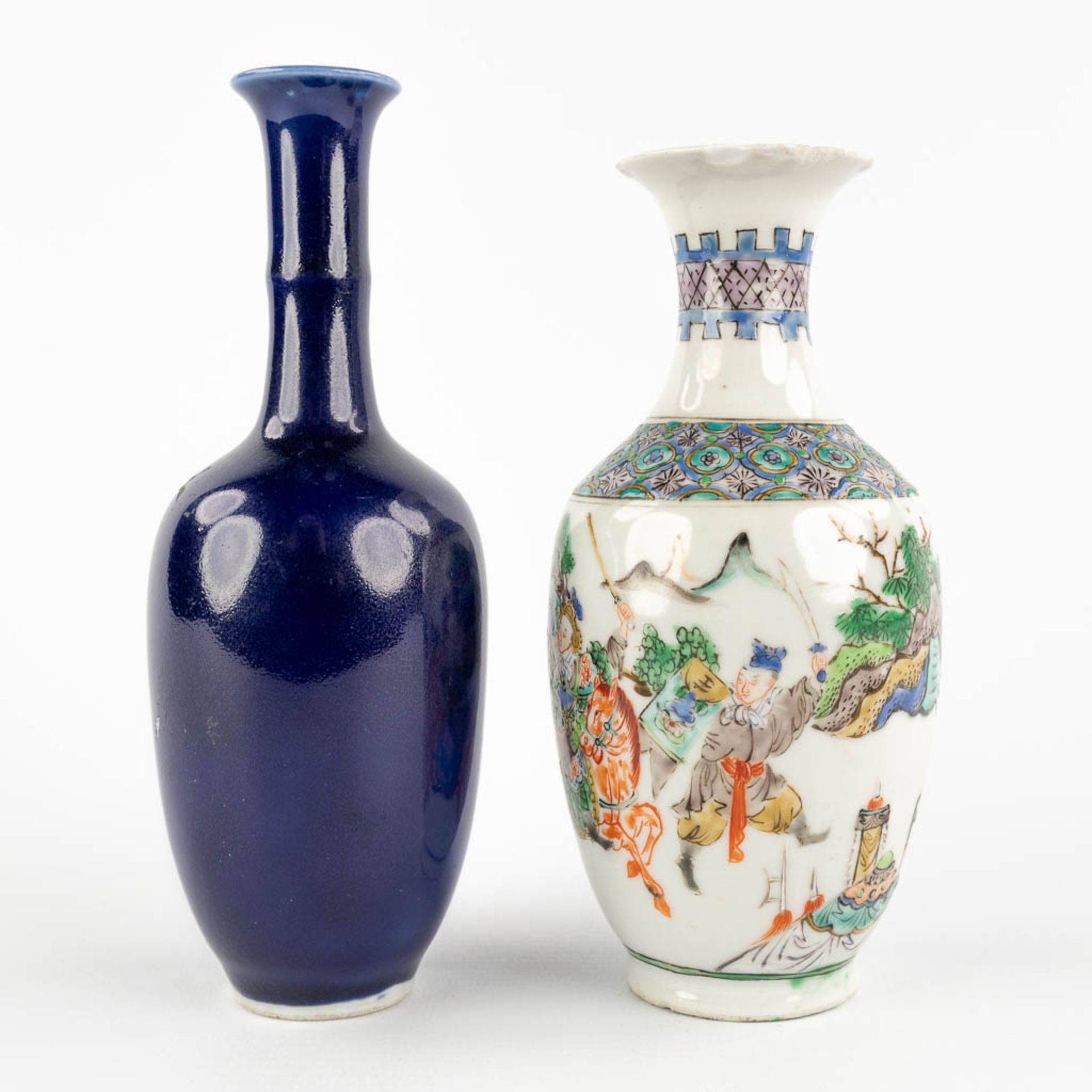 Two small Chinese vases, Famille Verte and monochrome, 19th C. (H:15 x D:7 cm) - Bild 5 aus 11