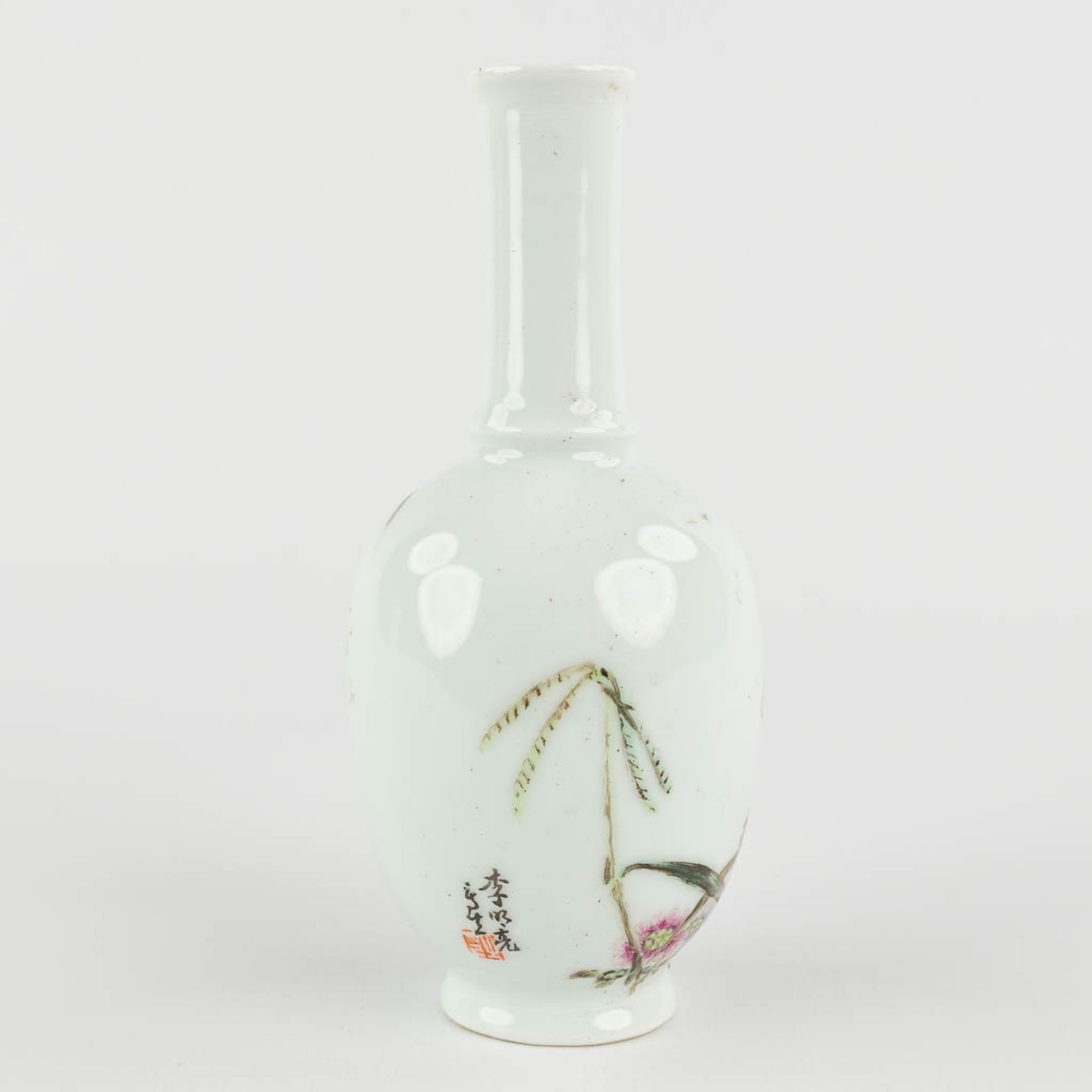 Li mingliang, A Chinese vase with decor of a dragonfly. 20th C. (H:14 x D:6,5 cm) - Bild 4 aus 9