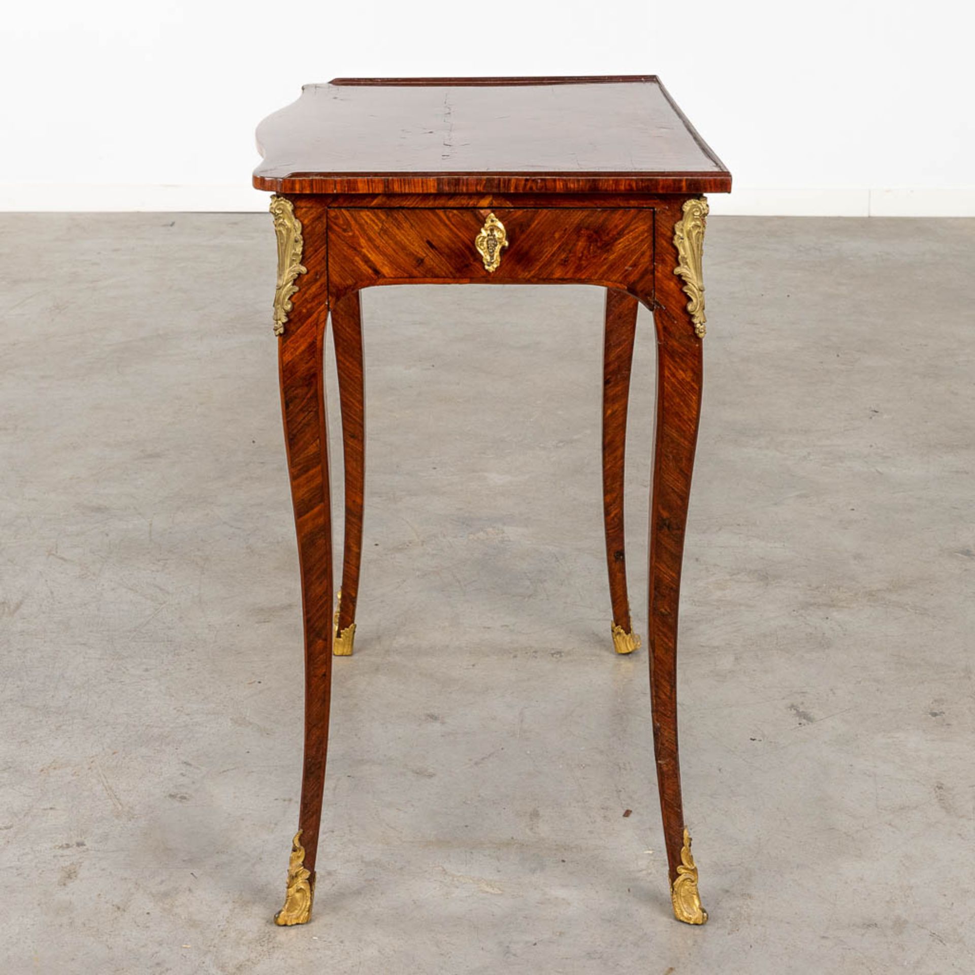 An antique side table, Louis XV, marquetry mounted with bronze, 18th C. (D:43 x W:64 x H: - Image 5 of 14