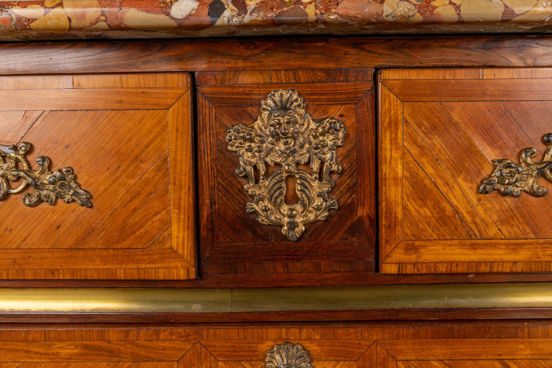 Louis Simon PAINSUN (?-1748) an exceptional 5-drawer commode, bronze and marquetry with Brech D'Alep - Bild 6 aus 23