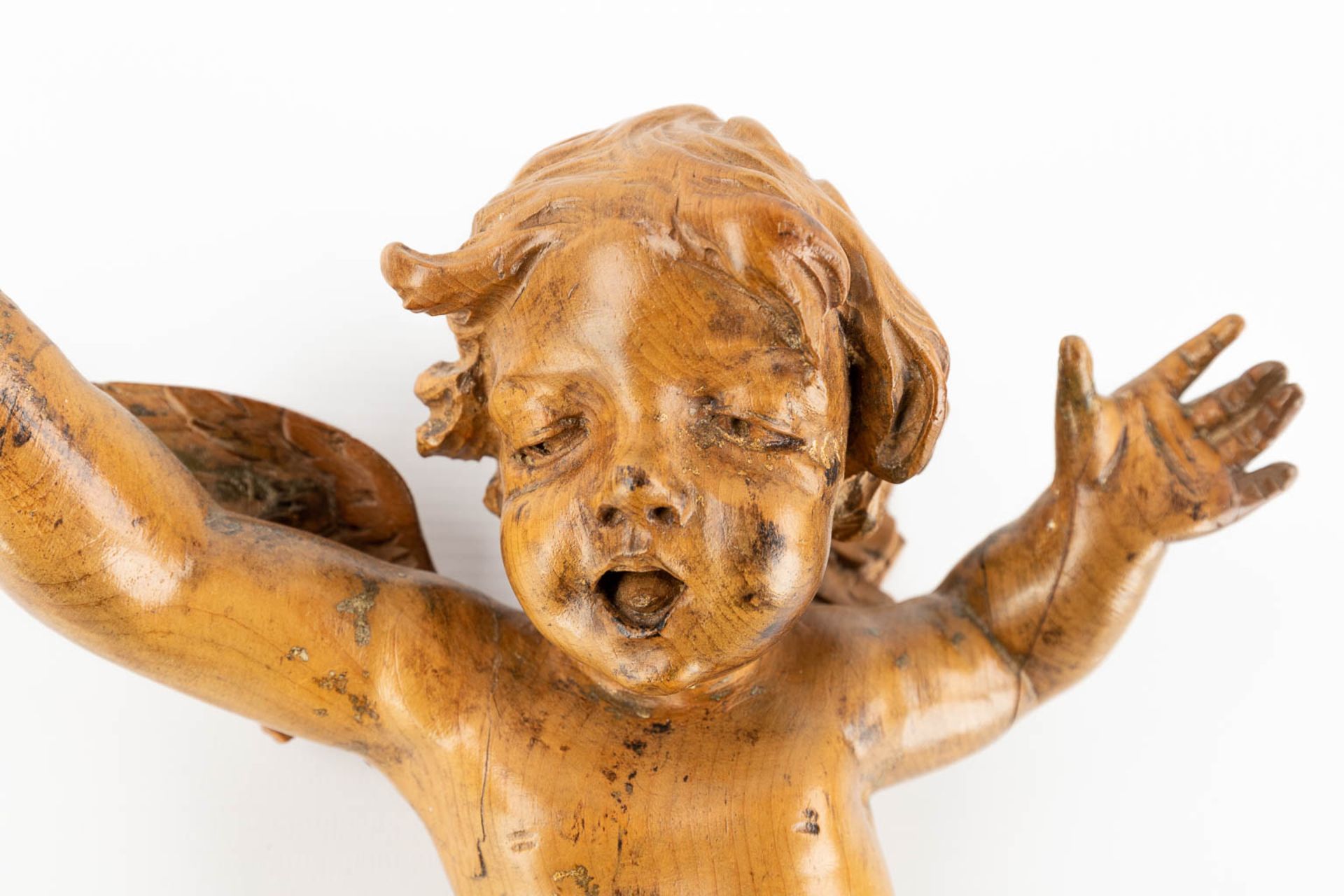 A pair of wood-sculptured putti, basswood, 18th C. (W:22 x H:30 cm) - Image 4 of 14