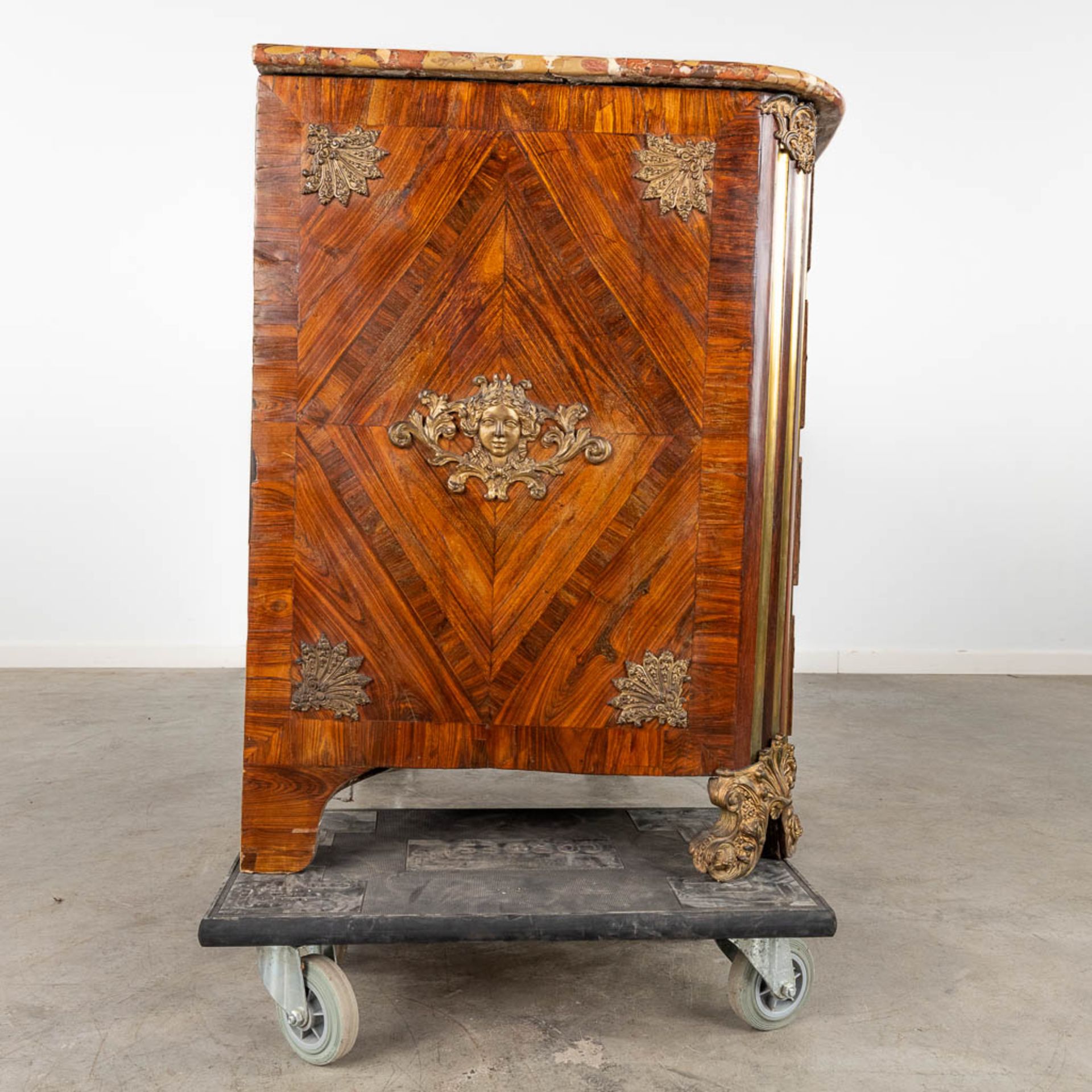 Louis Simon PAINSUN (?-1748) an exceptional 5-drawer commode, bronze and marquetry with Brech D'Alep - Bild 15 aus 23