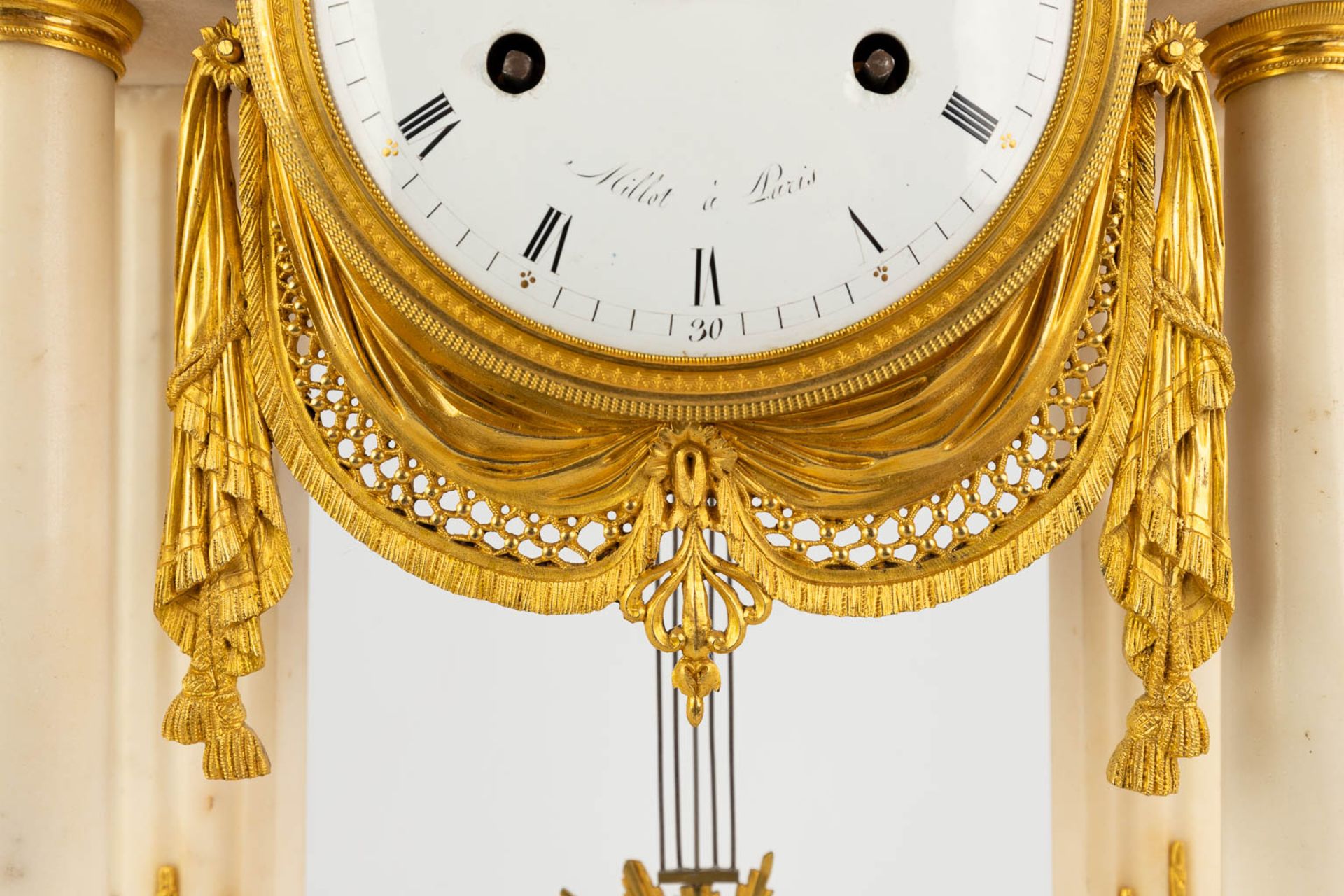 An antique column clock, gilt bronze and white marble. First half of the 19th C. (D:11 x W:28,5 x H: - Bild 10 aus 13