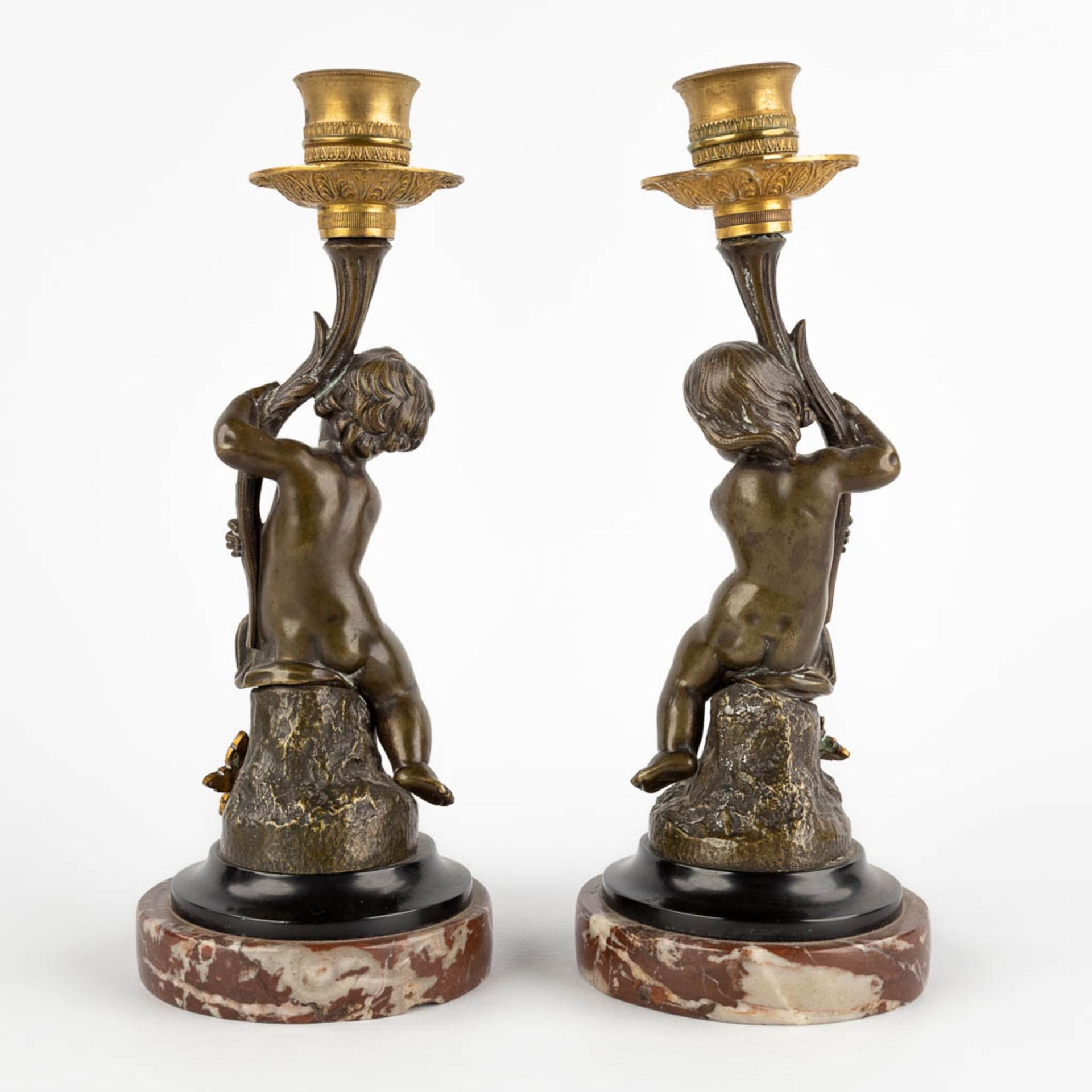 A pair of candlesticks with putti, patinated and gilt bronze. 19th C. (H:23 x D:9 cm) - Bild 4 aus 11