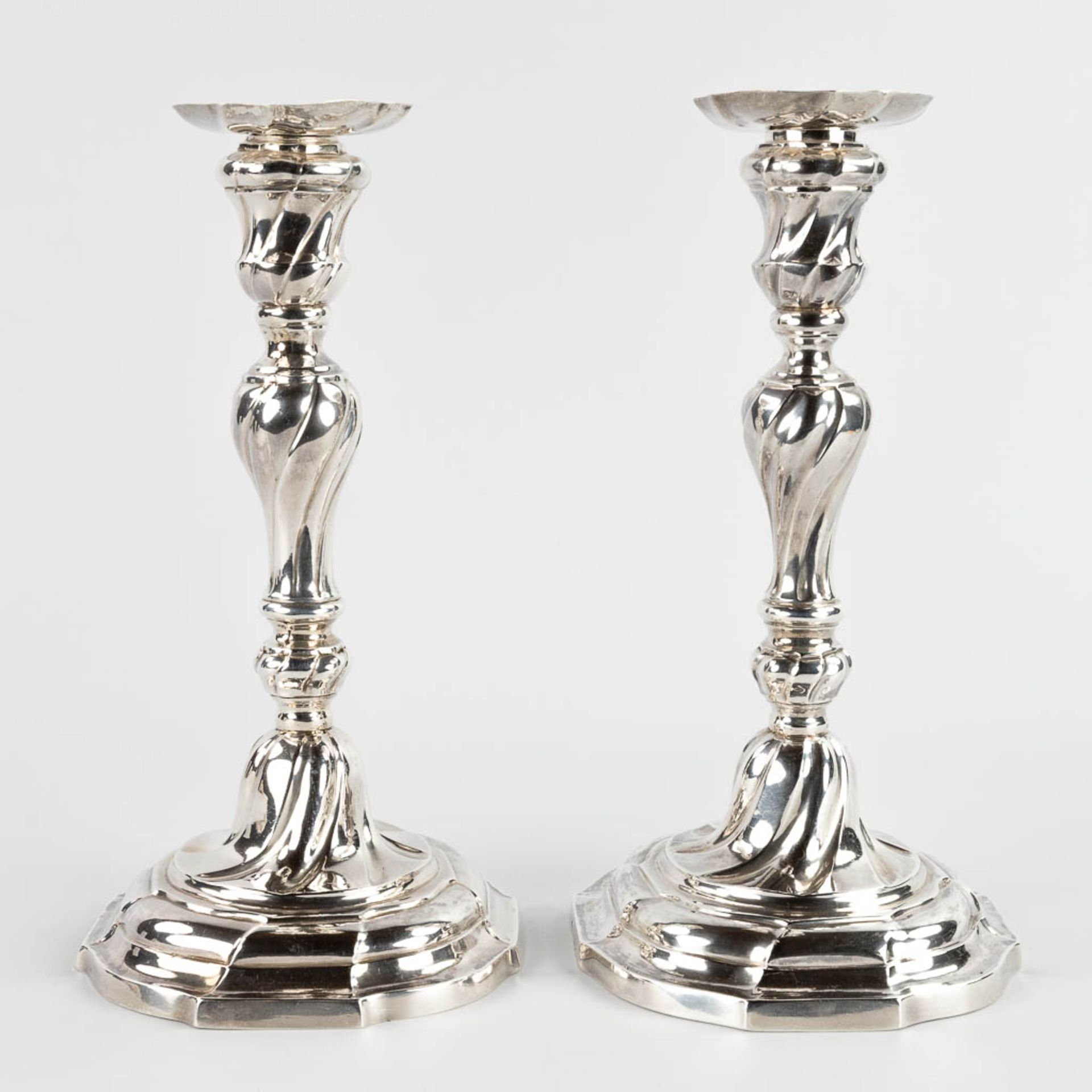 A pair of antique silver candlesticks, Ghent, 1777. Marked N.J. Viene (Viette?). Belgium, 18th C. 61 - Bild 5 aus 10