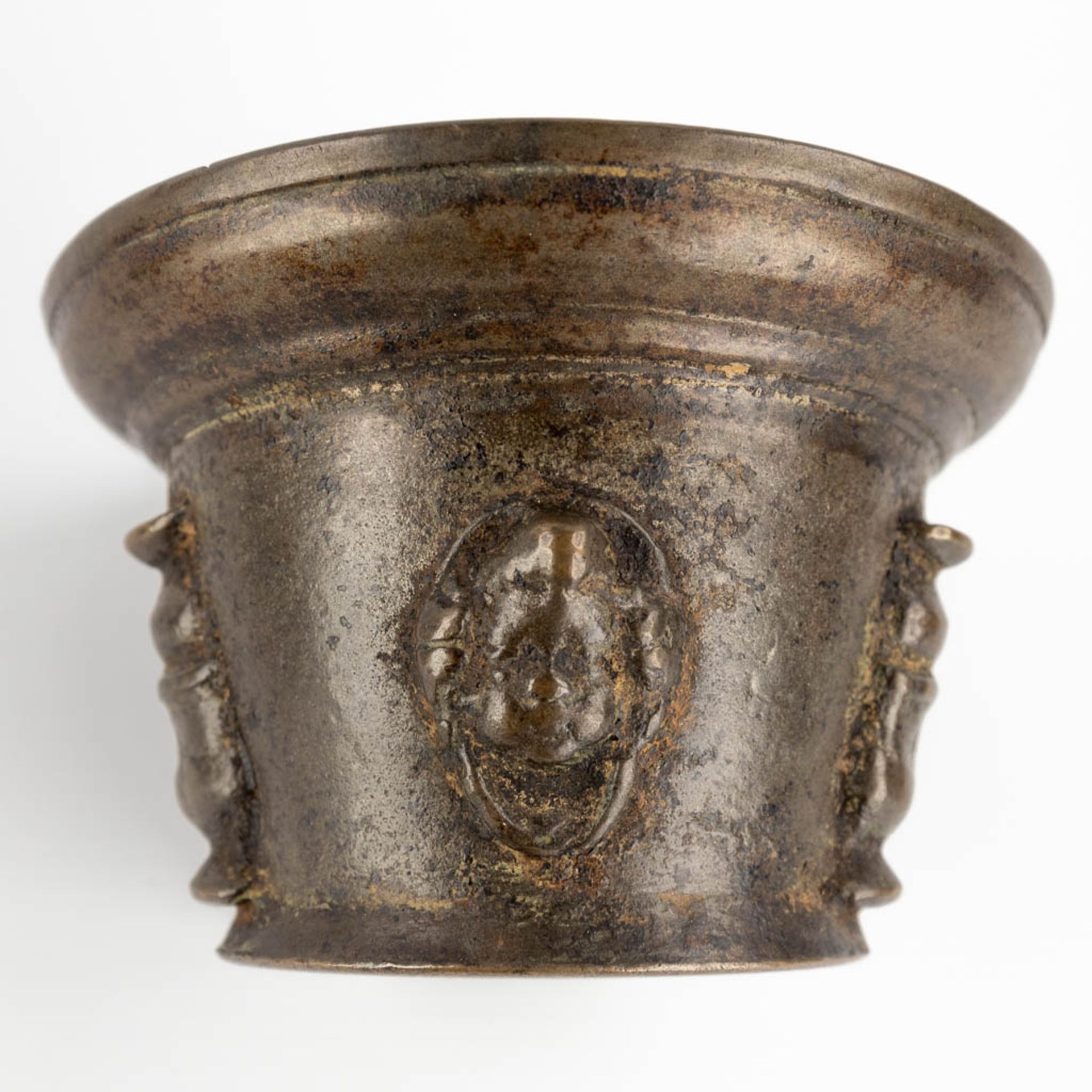 Three antique mortars with two pestles, bronze. Probably Spain, 17th/18th C. (H:9 x D:13 cm) - Image 9 of 12