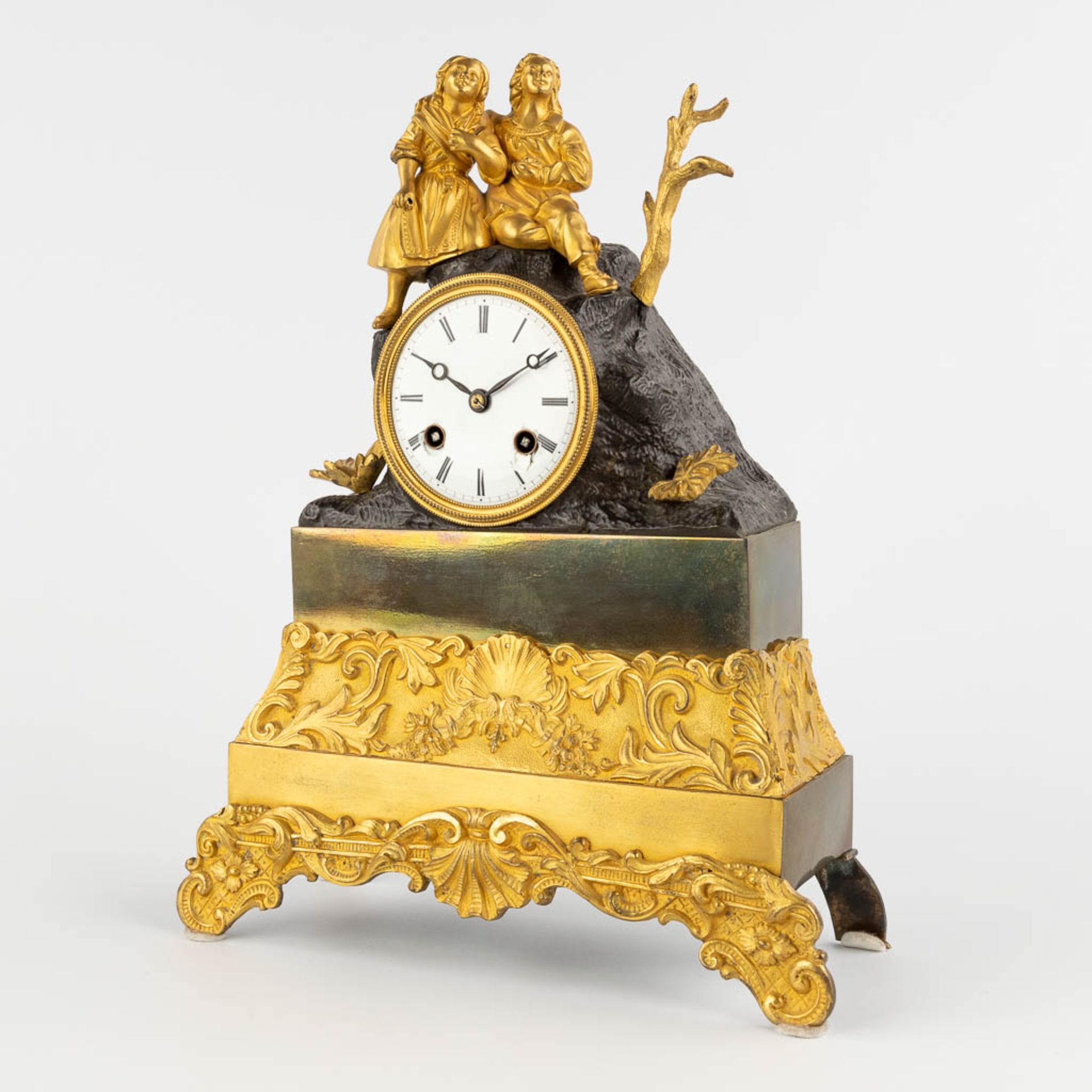 A mantle clock, gilt and patinated bronze decorated with two children, circa 1900. (D:11 x W:26 x H: - Bild 4 aus 12