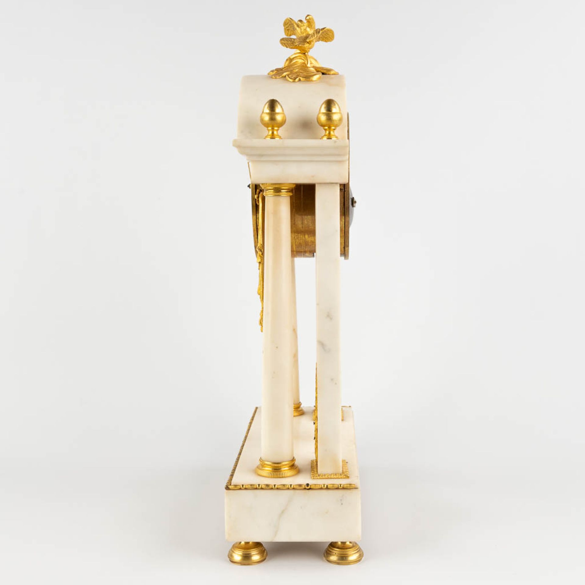 An antique column clock, gilt bronze and white marble. First half of the 19th C. (D:11 x W:28,5 x H: - Bild 6 aus 13