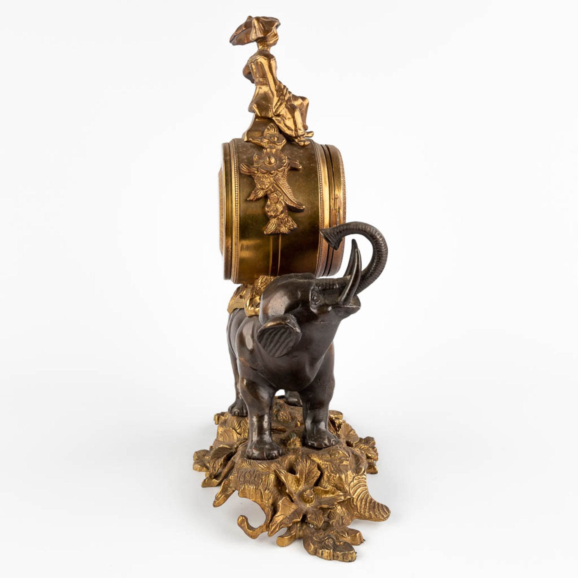 A mantle clock, carried by an elephant, bronze, Circa 1970. (D:16 x W:28 x H:40 cm) - Image 4 of 11