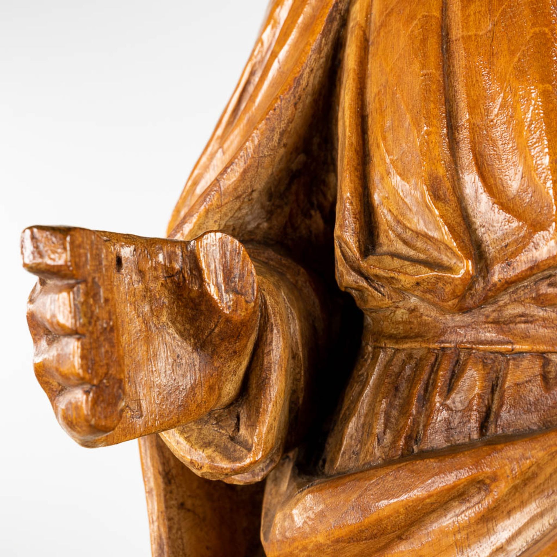 A large wood sculptured figurine of Joseph. 20th C. (D:27 x W:41 x H:120 cm) - Image 10 of 11