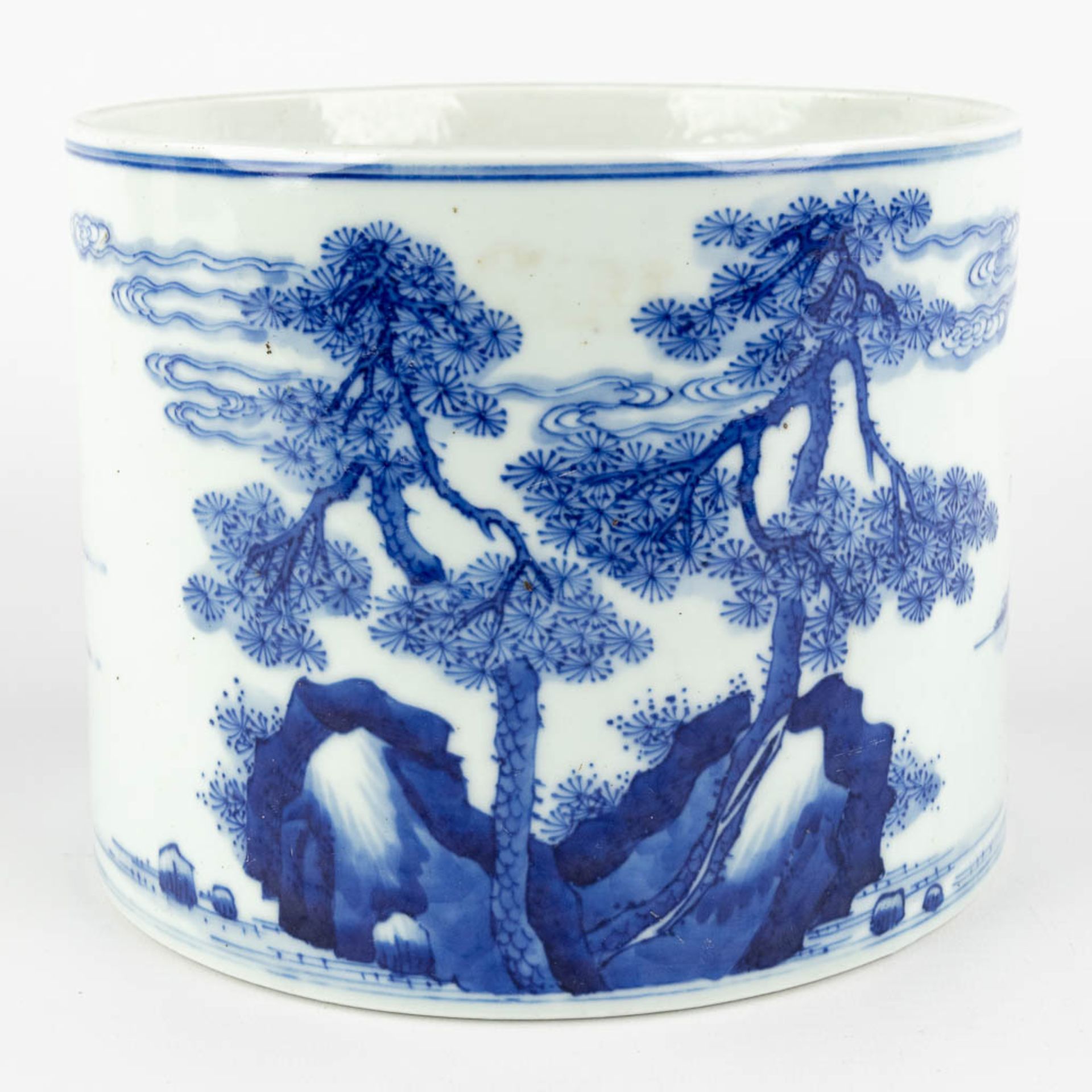 A Chinese pot, blue-white decor of wise men holding a cloth, 19th C. (H:15,5 x D:20 cm) - Bild 5 aus 12