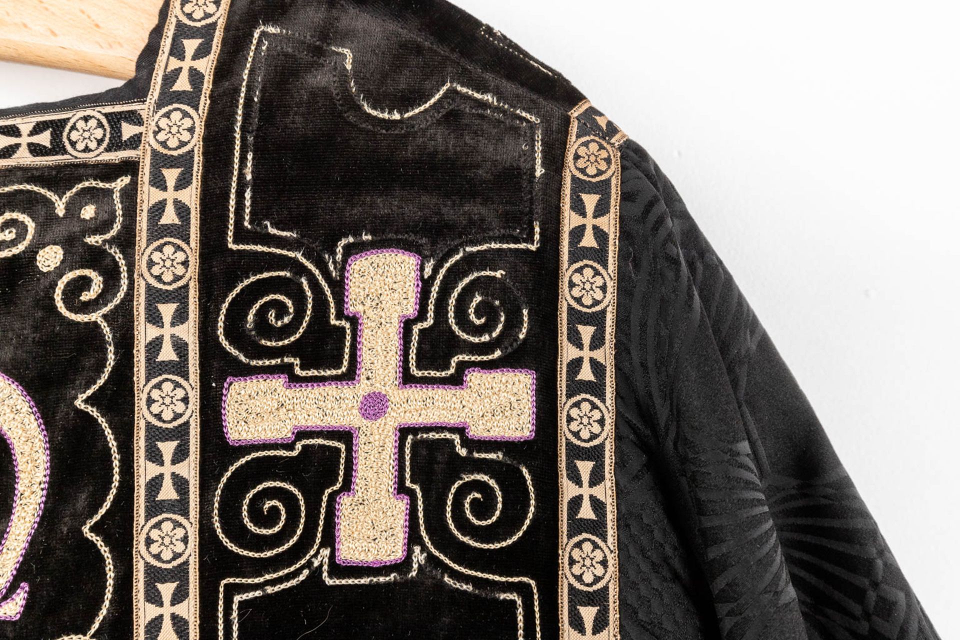 A Roman Chasuble, Two Dalmatics and a Cope. Black textile with embroideries. - Bild 12 aus 49