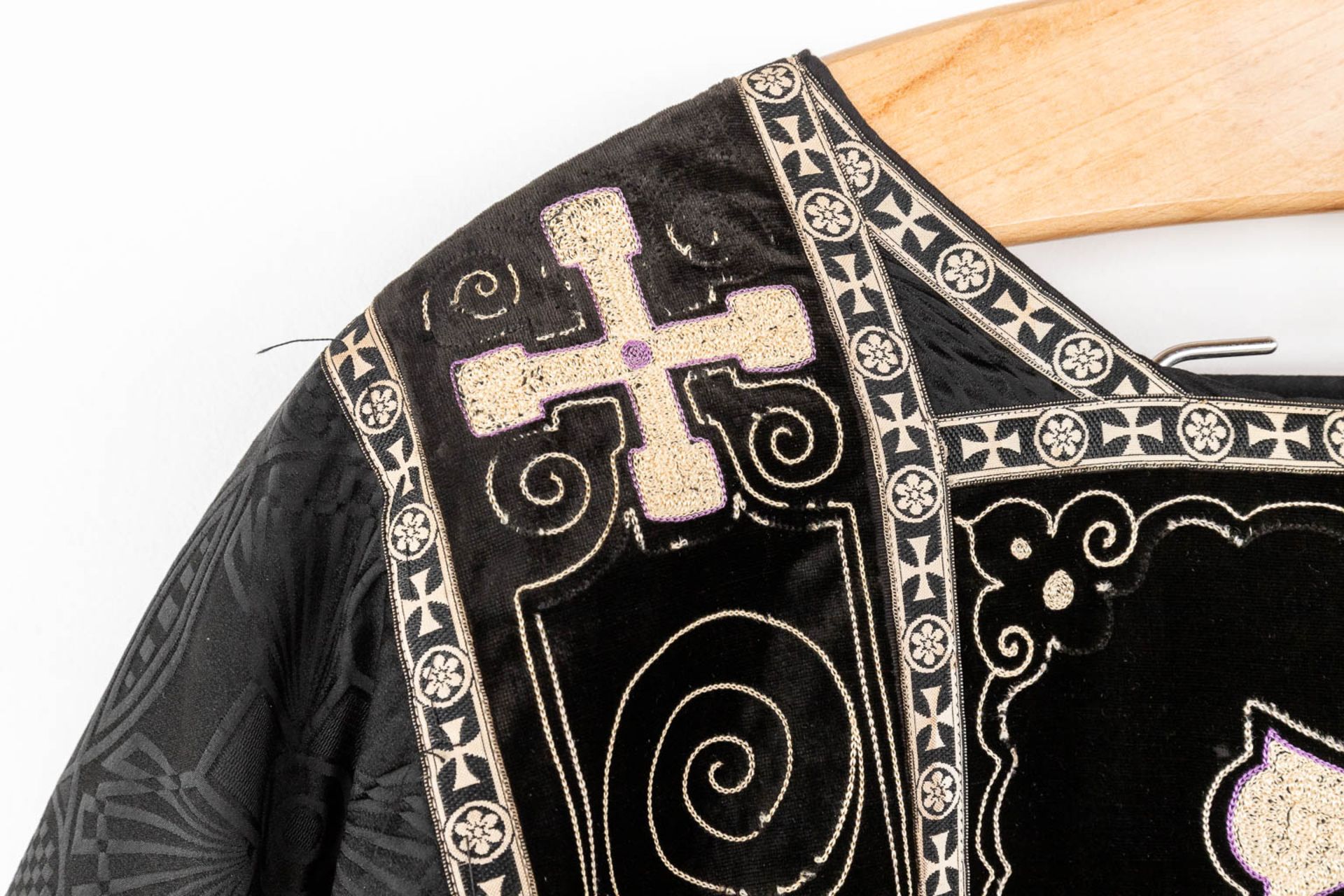 A Roman Chasuble, Two Dalmatics and a Cope. Black textile with embroideries. - Bild 31 aus 49