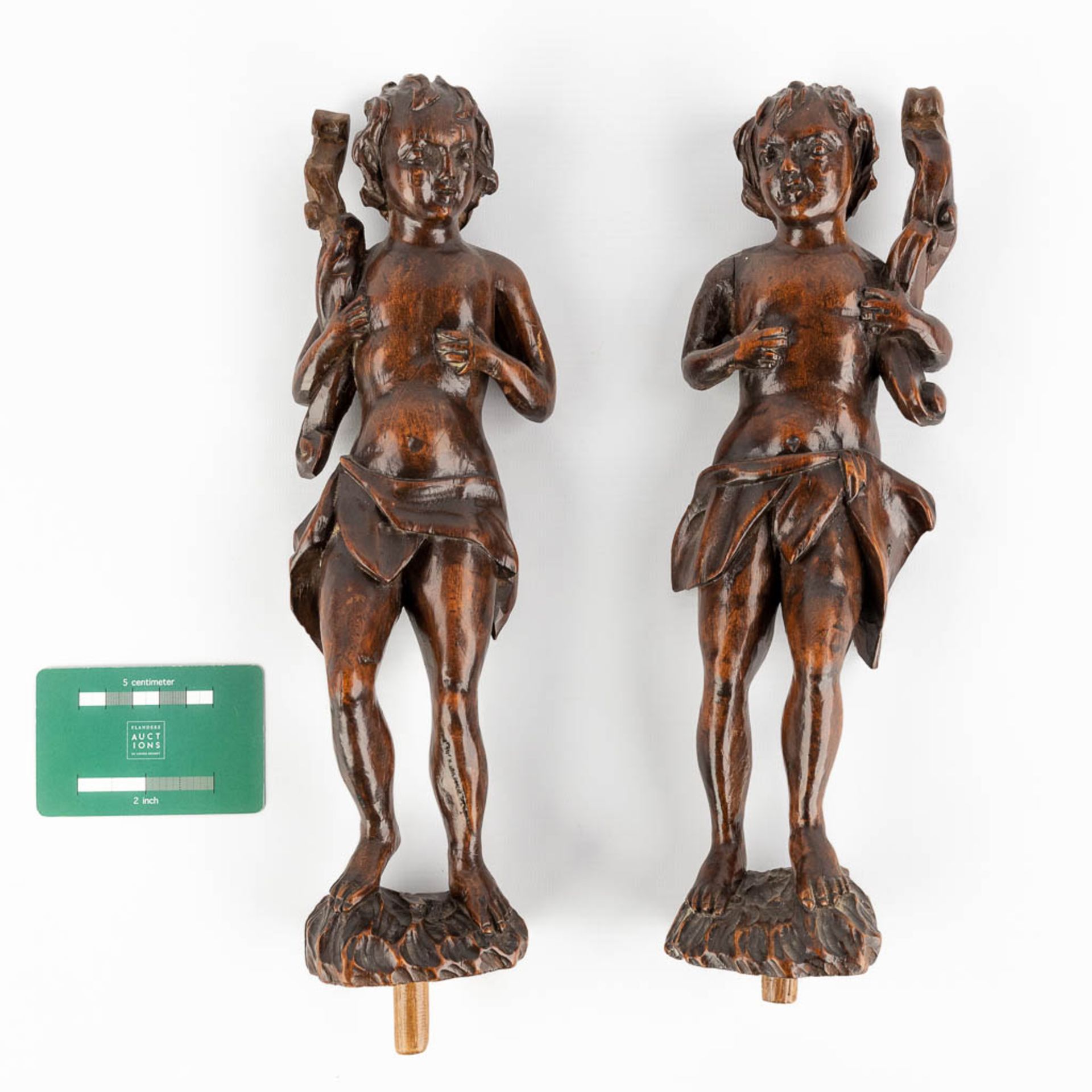 A pair of wood-sculptured figurines of young men, 18th C. (H:34 cm) - Image 2 of 10