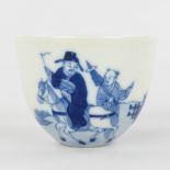 A Chinese tea pot with blue-white decor of wise men, Qing Dynastie, Kangxi mark, 19th C. (H:4,5 x D: