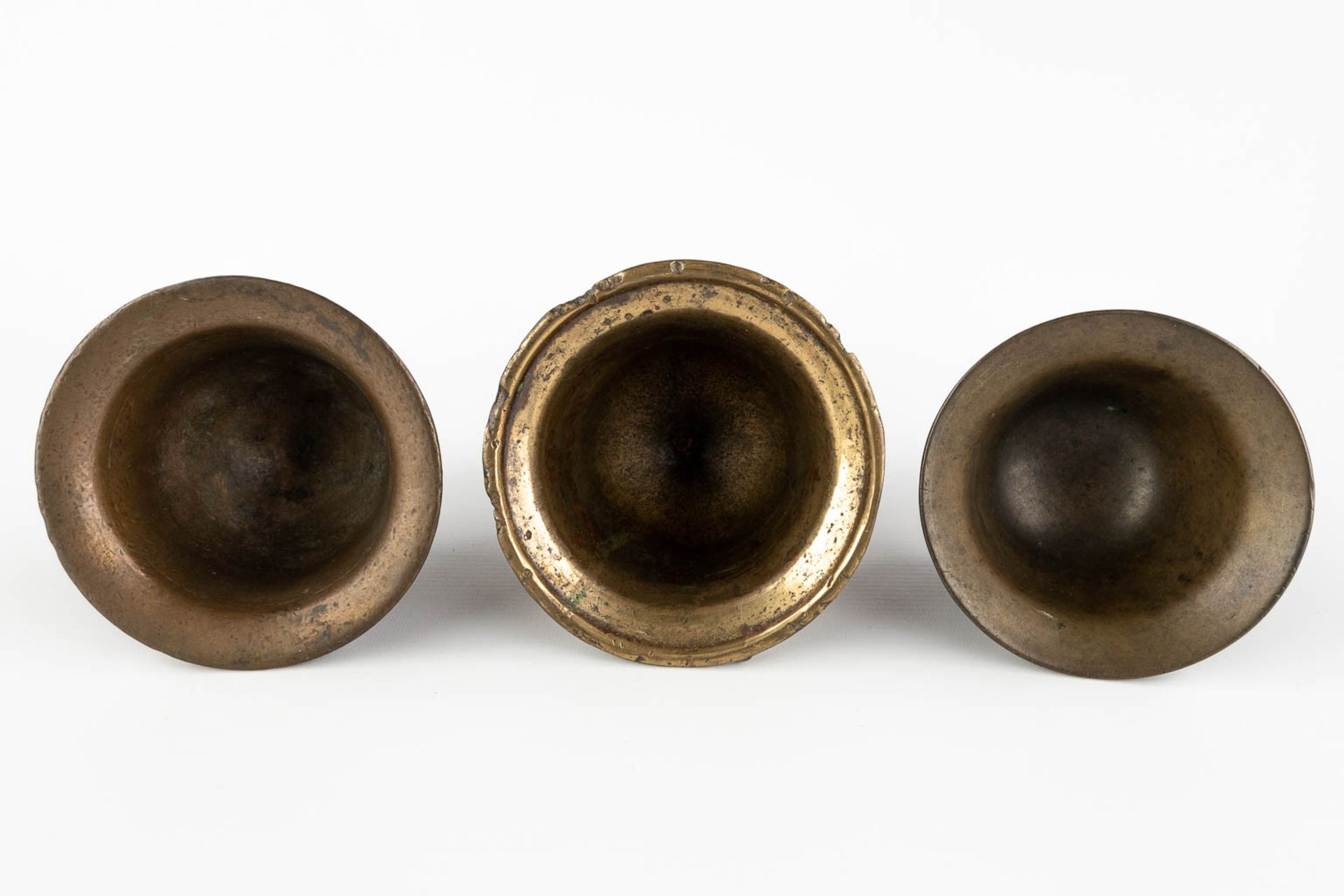 Three antique mortars with two pestles, bronze. Probably Spain, 17th/18th C. (H:9 x D:13 cm) - Image 7 of 12