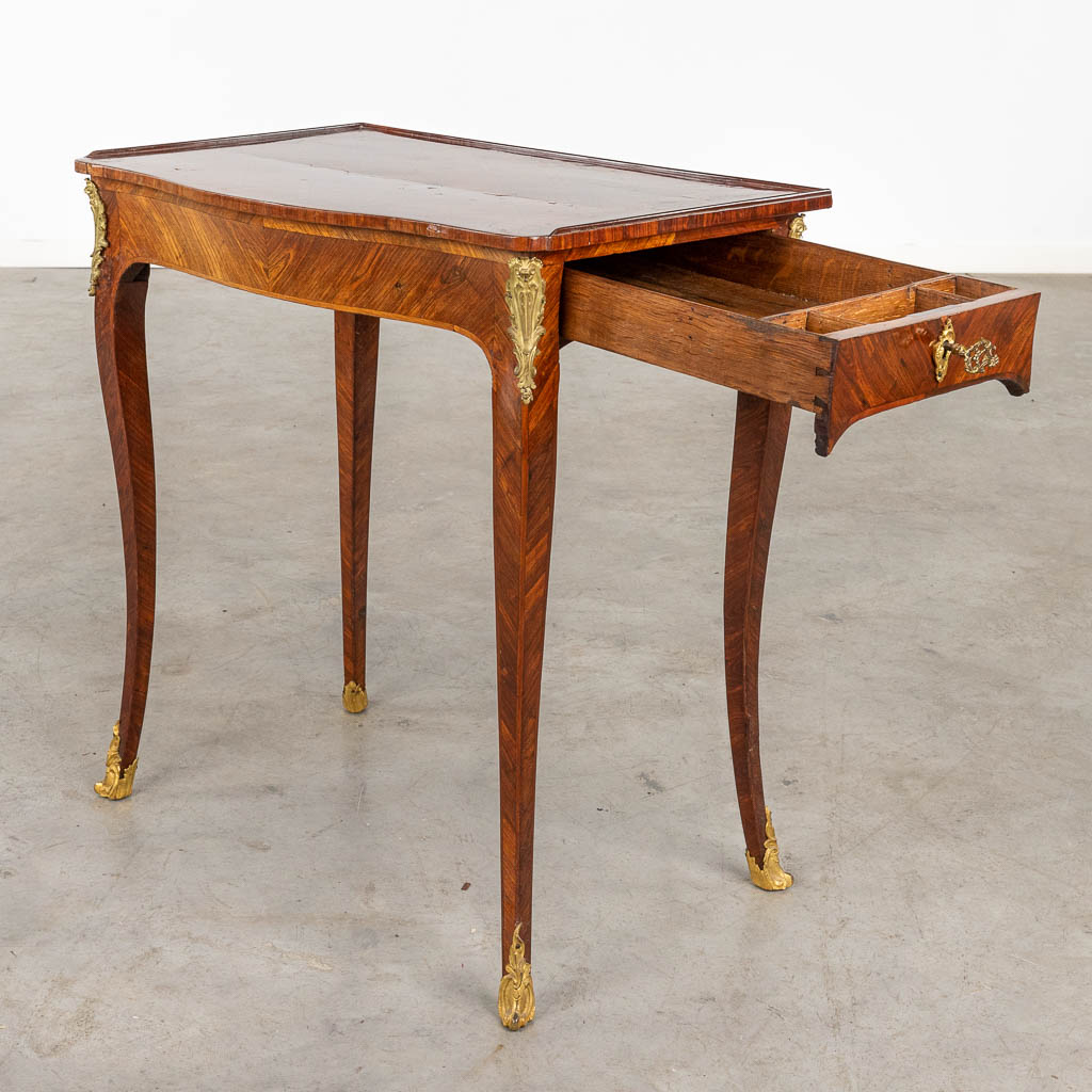 An antique side table, Louis XV, marquetry mounted with bronze, 18th C. (D:43 x W:64 x H: - Image 4 of 14